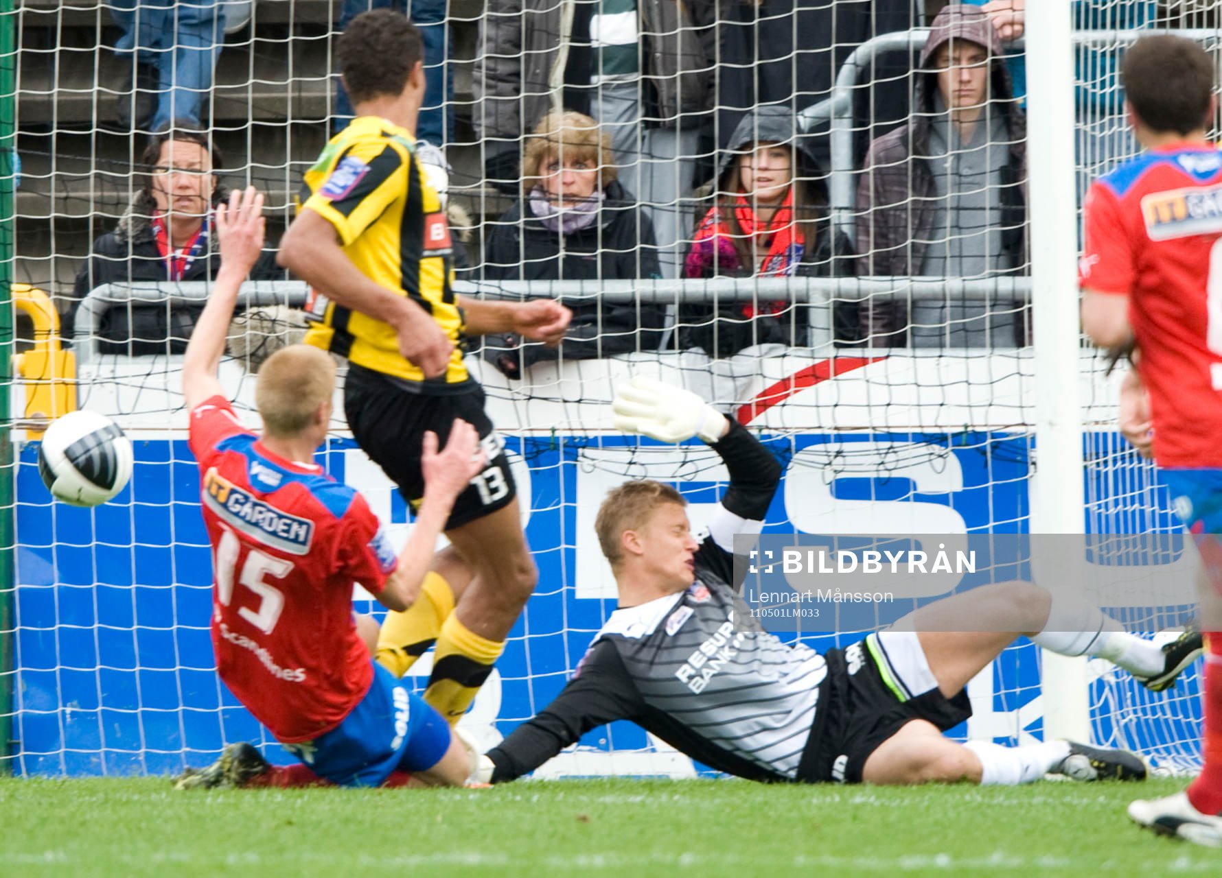 0-1 Mathias Ranegie, Häcken, som överlistar Pär Hansson,