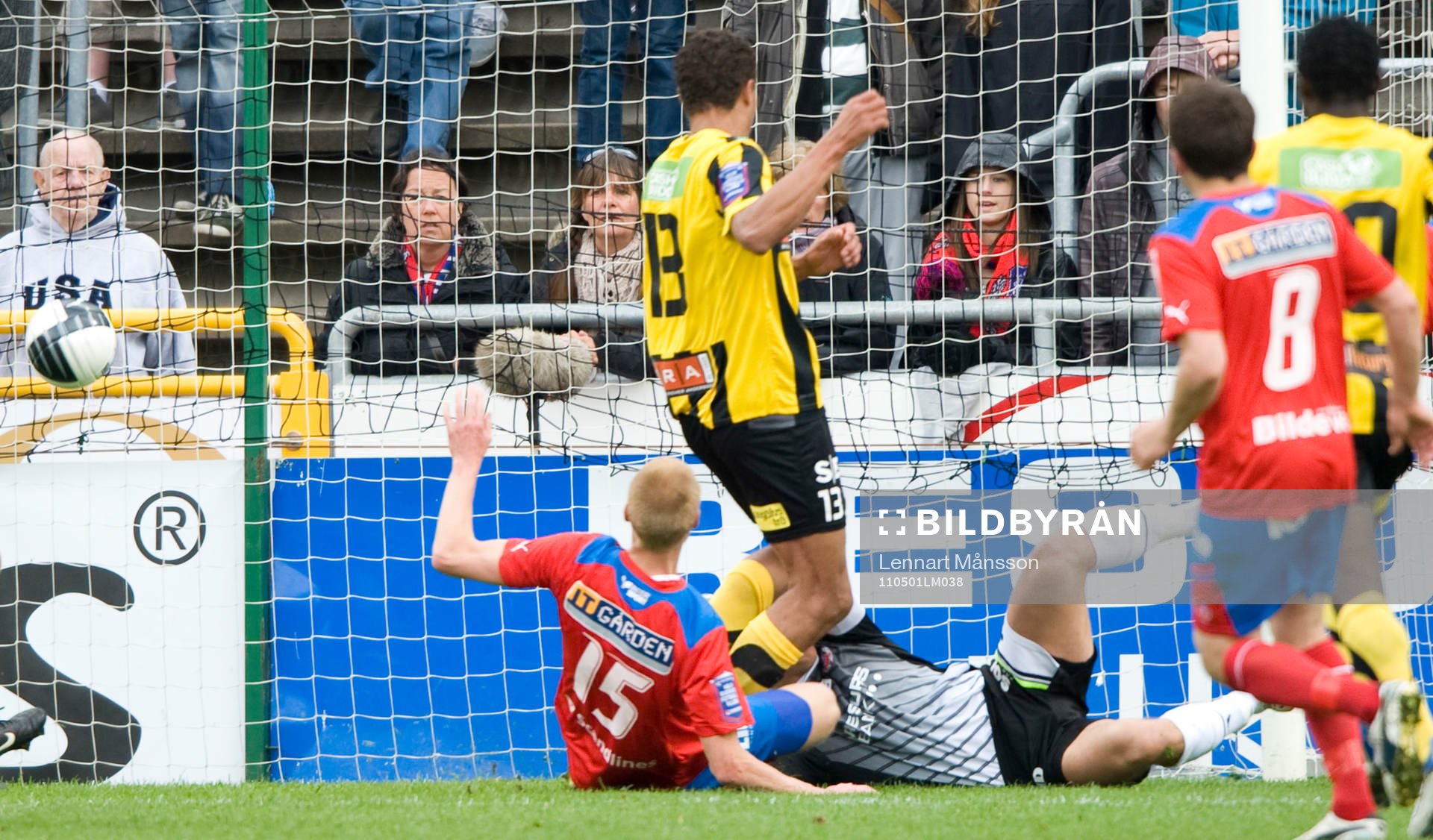 0-1 Mathias Ranegie, Häcken, som överlistar Pär Hansson,