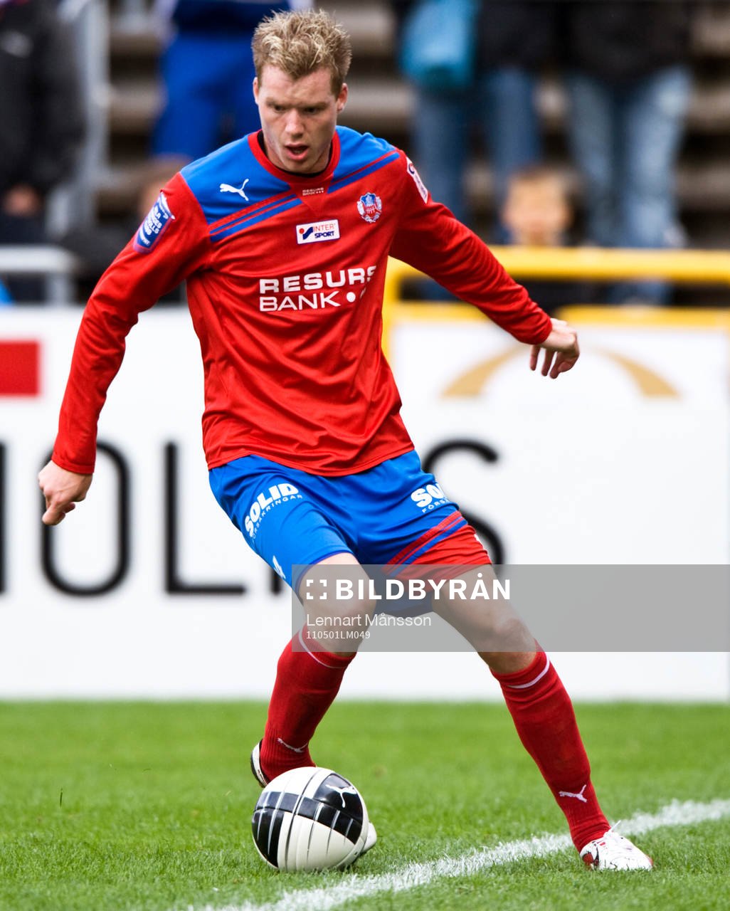 Marcus Nilsson,  tar bollen innan
