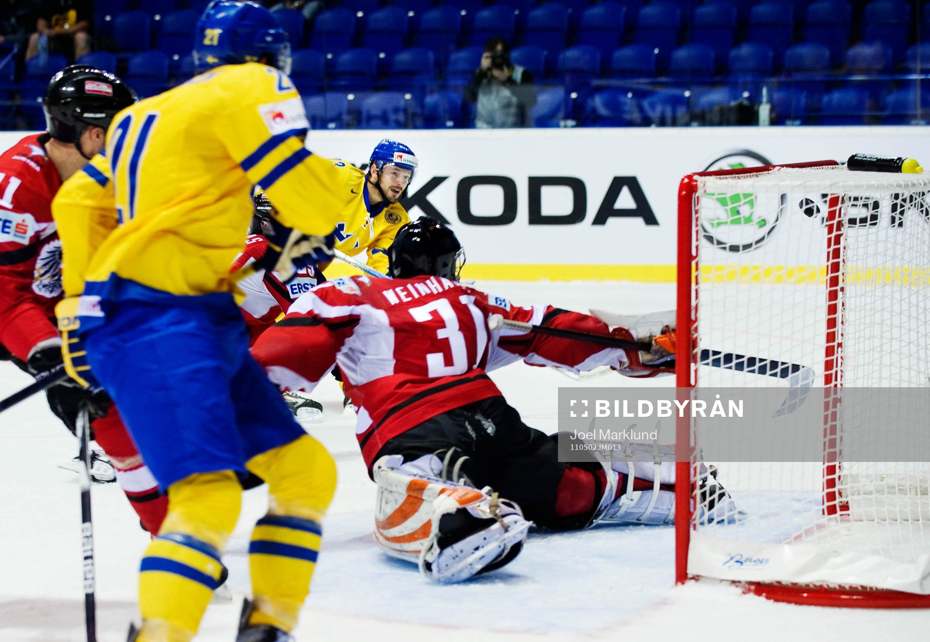 Niklas Persson, Sverige, skjuter in 1-0 bakom Fabian