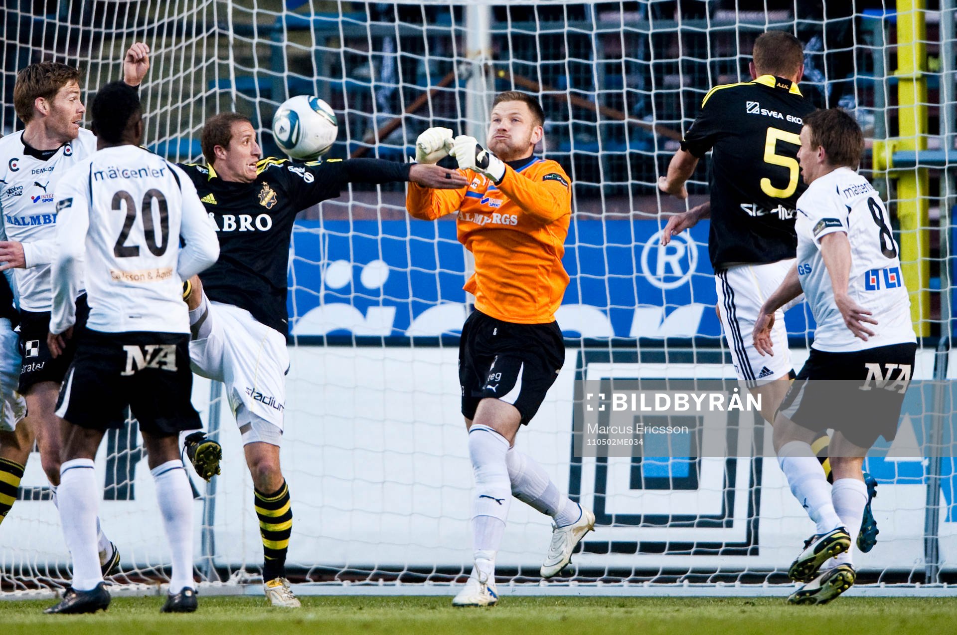 John Alvbåge, målvakt Örebro boxar undan bollen framför