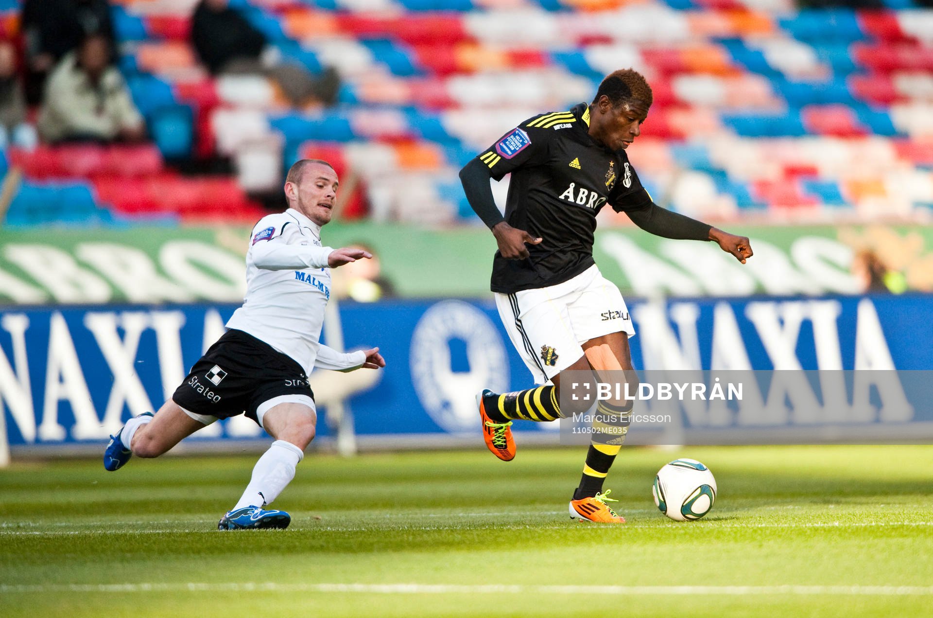Mohamed Bangura, AIK spelar boll