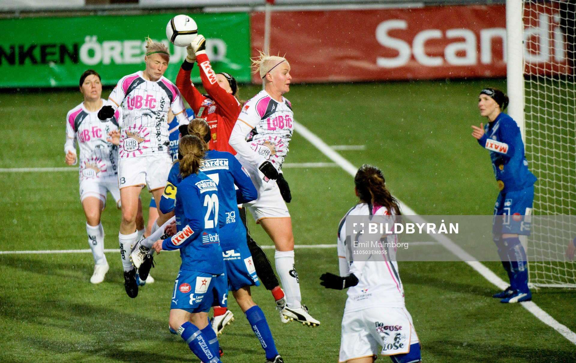  Nilla Fischer och Christina Öyangen Örntoft, Malmö når inte bollen när Maria Cederholm, målvakt, Linköping boxar bort den.