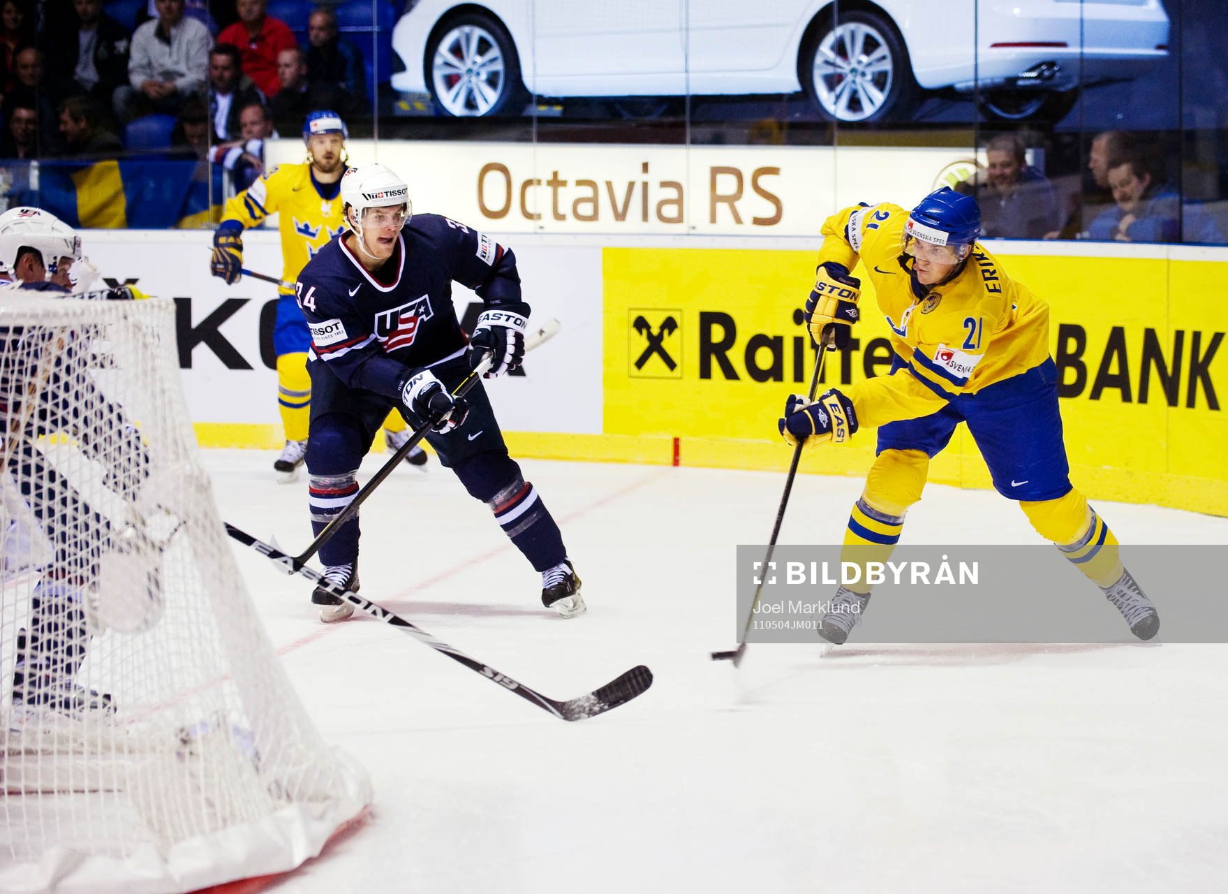 Loui Eriksson, Sverige, passar pucken