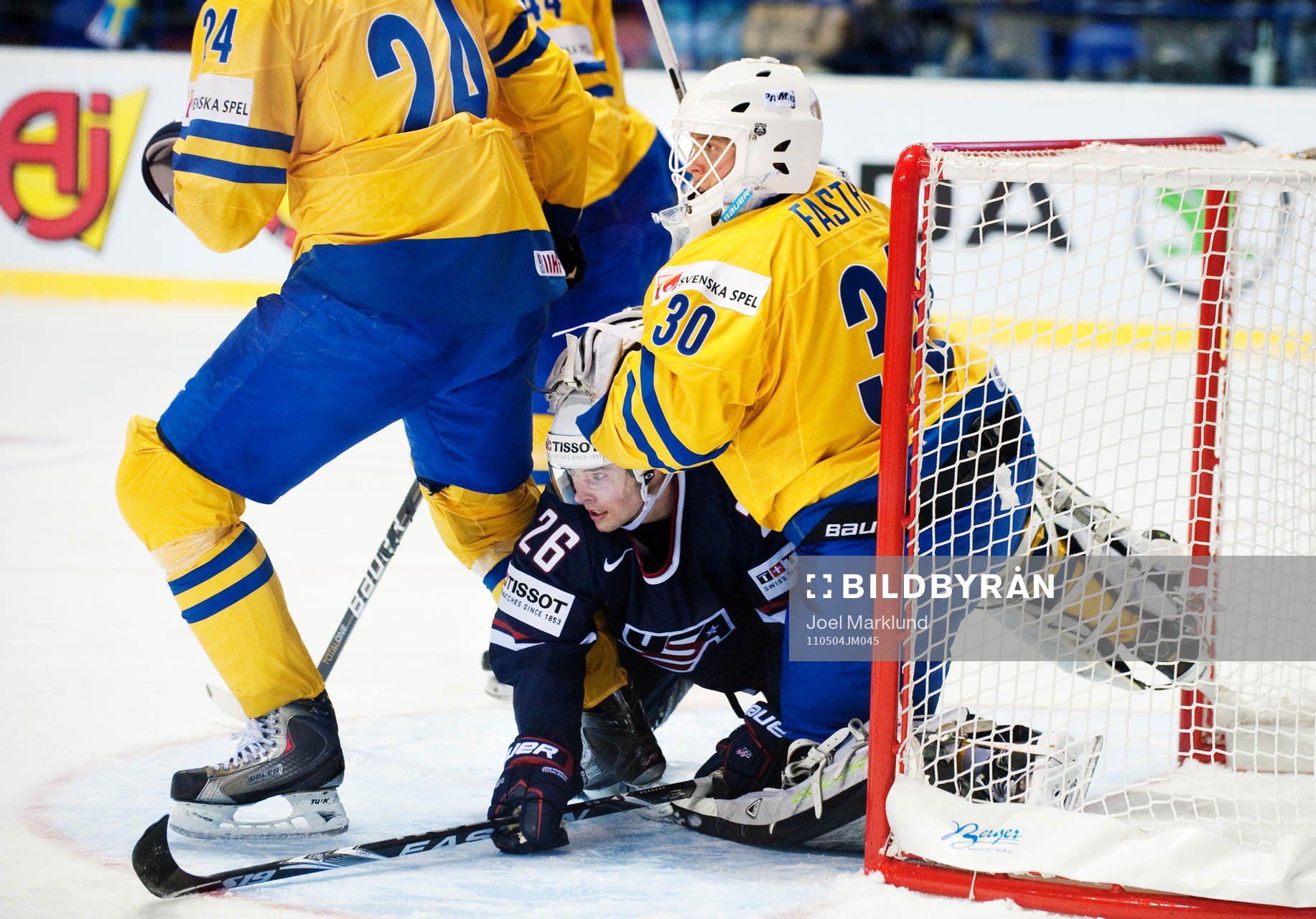 Viktor Fasth, målvakt, Sverige, trycker ner Ryan Shannon,