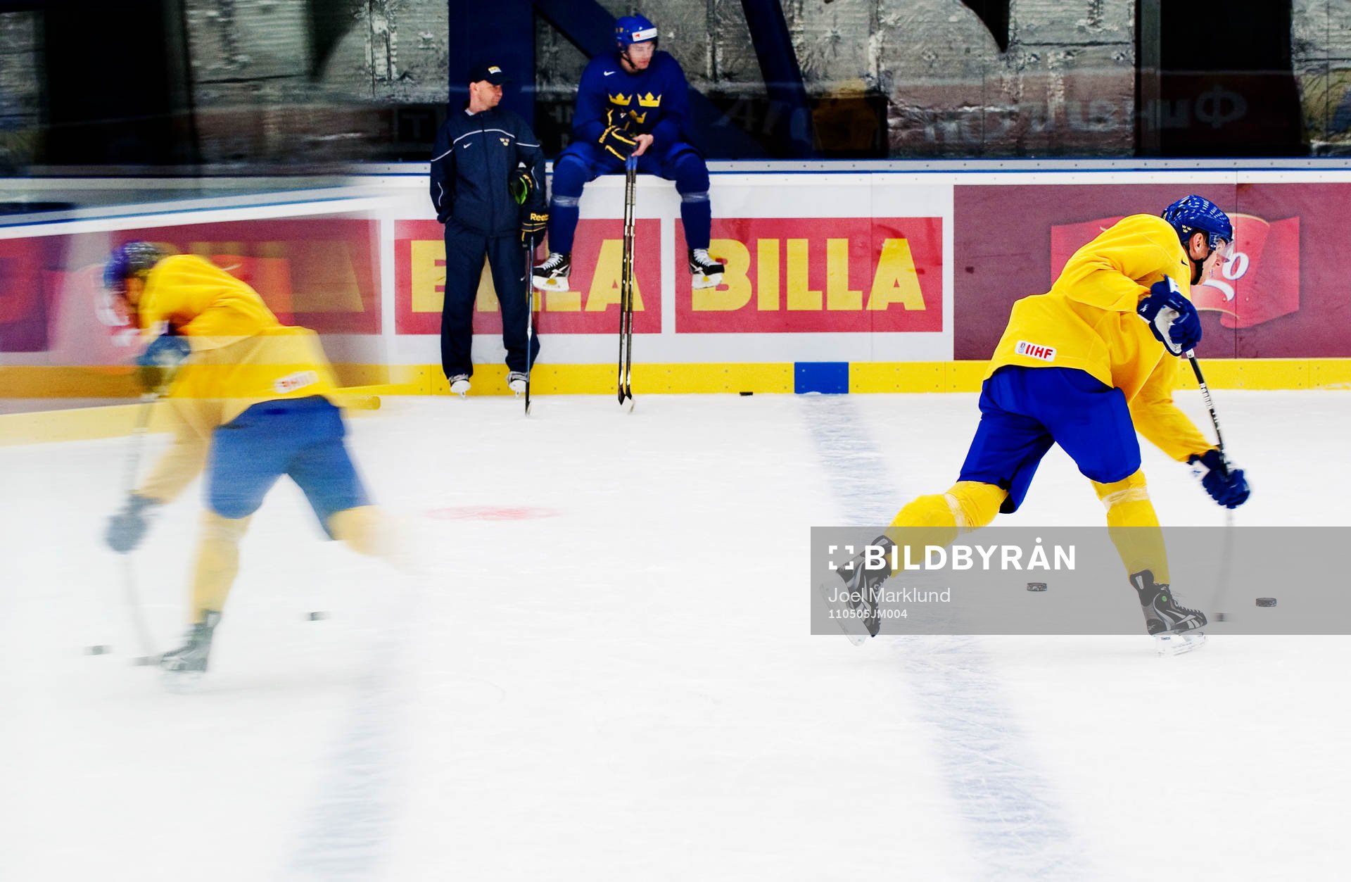 Carl Gunnarsson skjuter mot mål