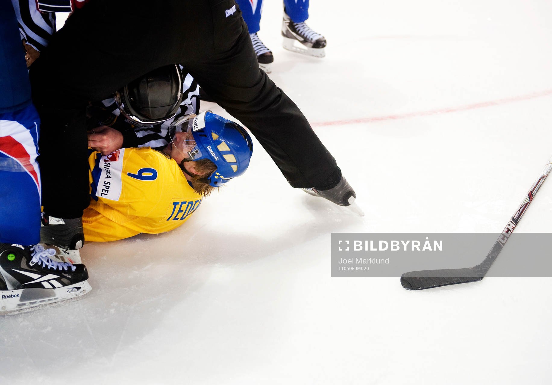 Mattias Tedenby, Sverige, hålls ned på isen