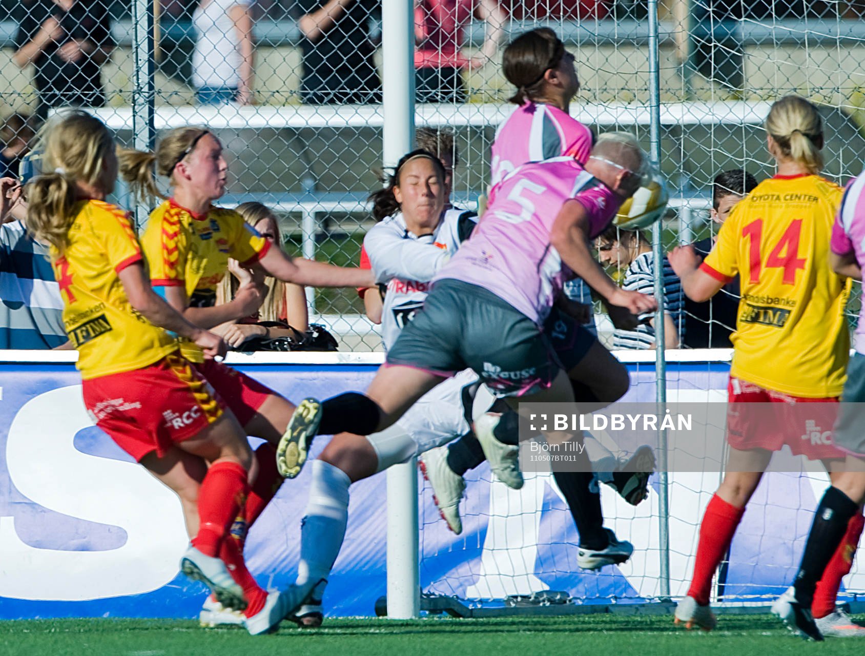 Det är Nilla Fischer, Malmö som gör 1-2 inte Linda