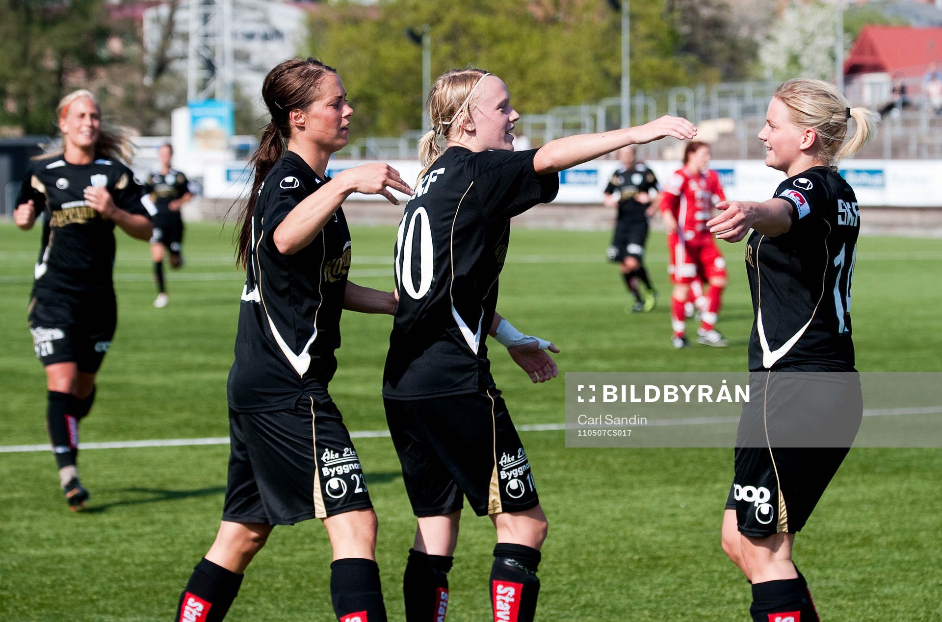 Johanna Almgren och Linnea Liljegärd gratulerar Sara