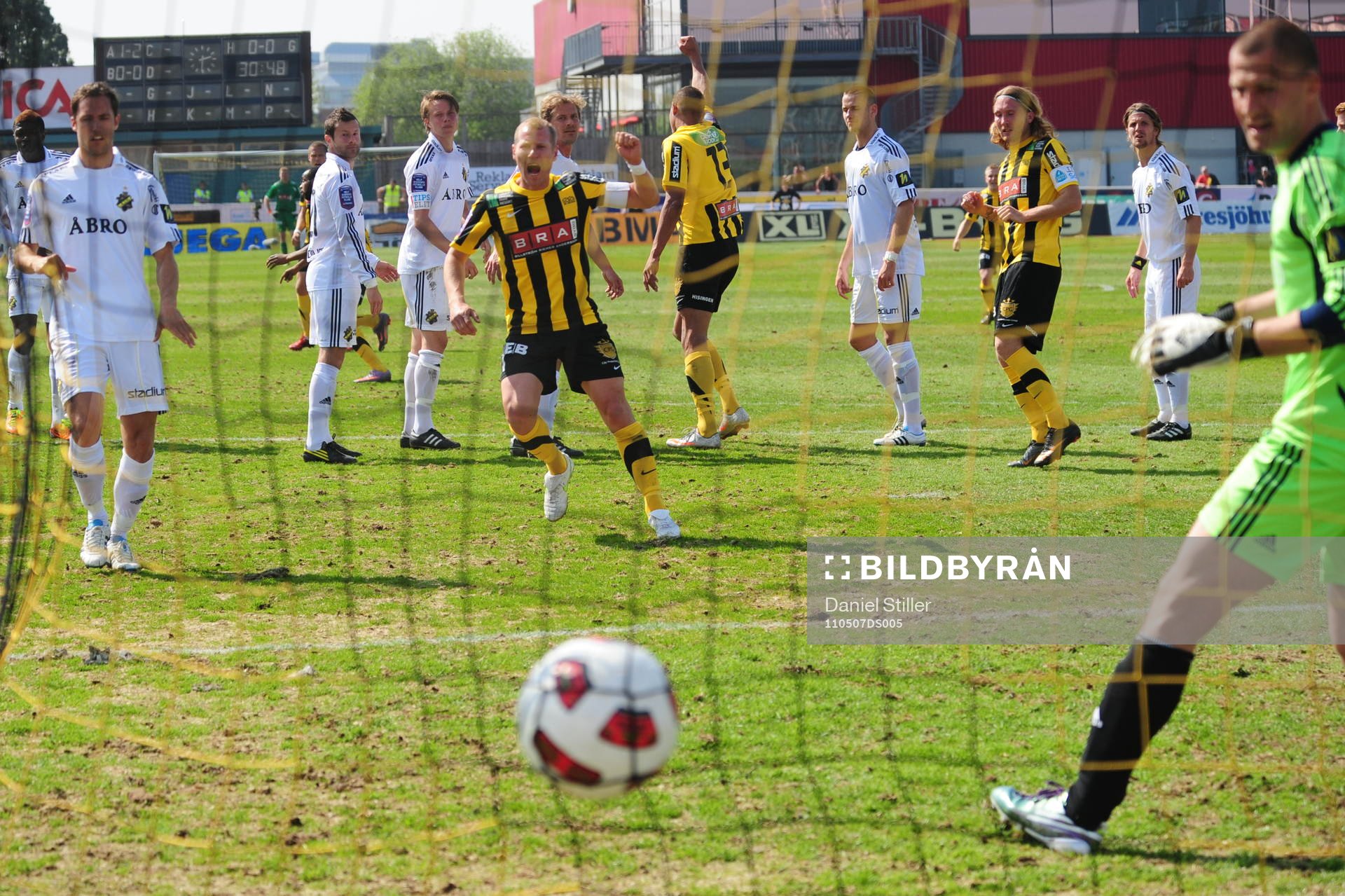 Rene Makondele gör 1-0 till Häcken Jubel Jonas Henriksson
