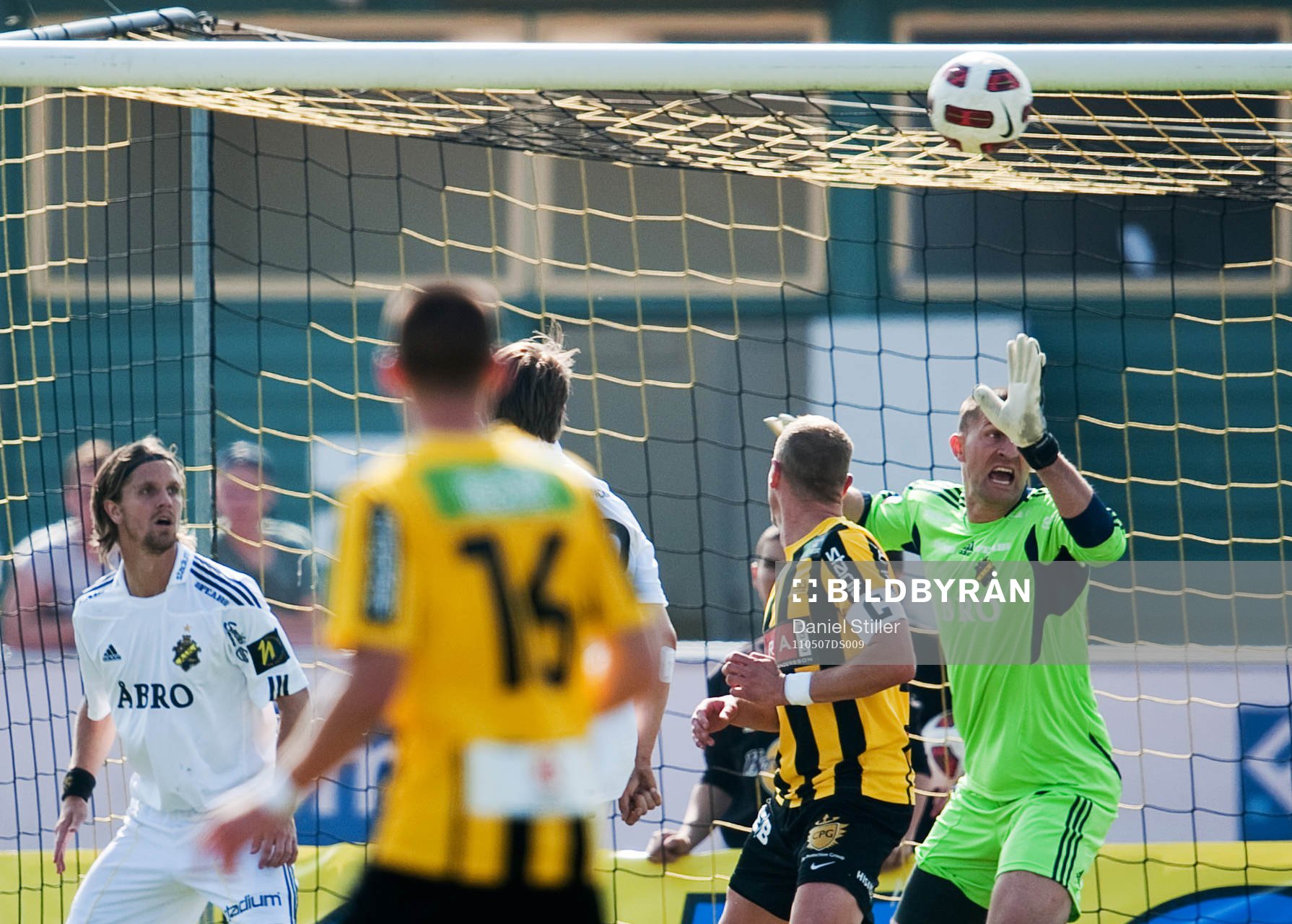 Ivan Turina, målvakt AIK, ser 2-0 segla in