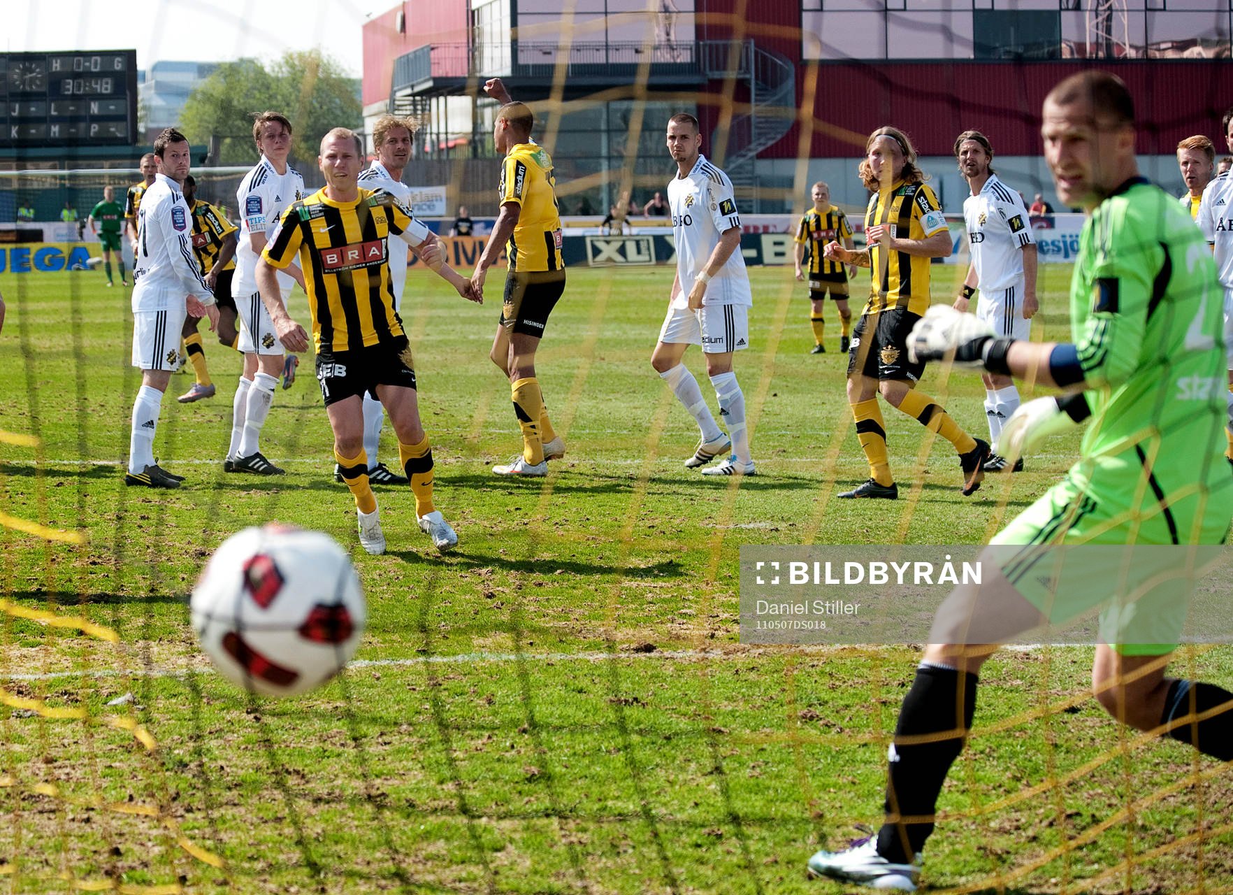 Rene Makondele, Häcken, gör 1-0, Ivan Turina, målvakt AIK
