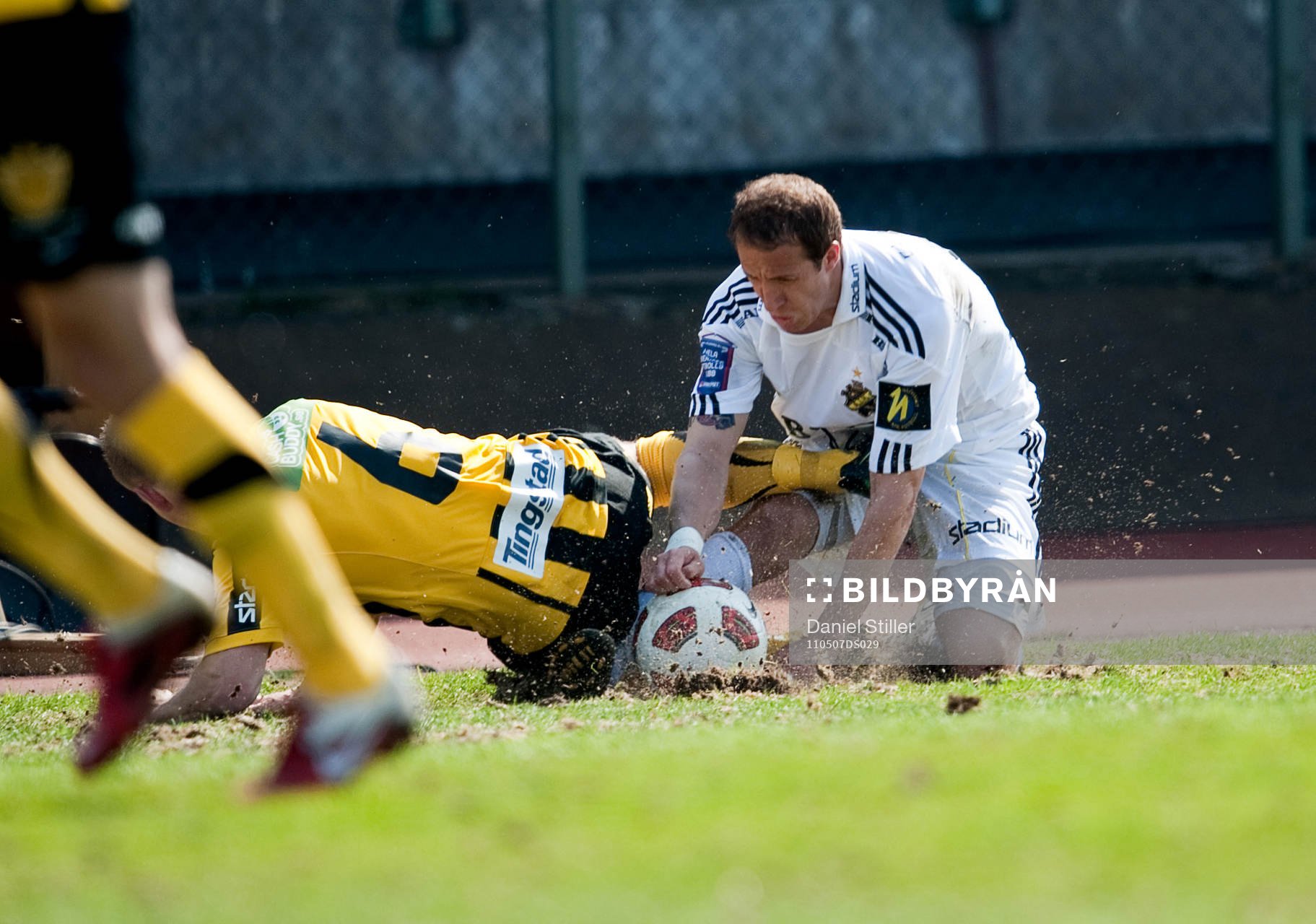 Kenny Pavey, AIK, får sig en smäll av David Frölund,