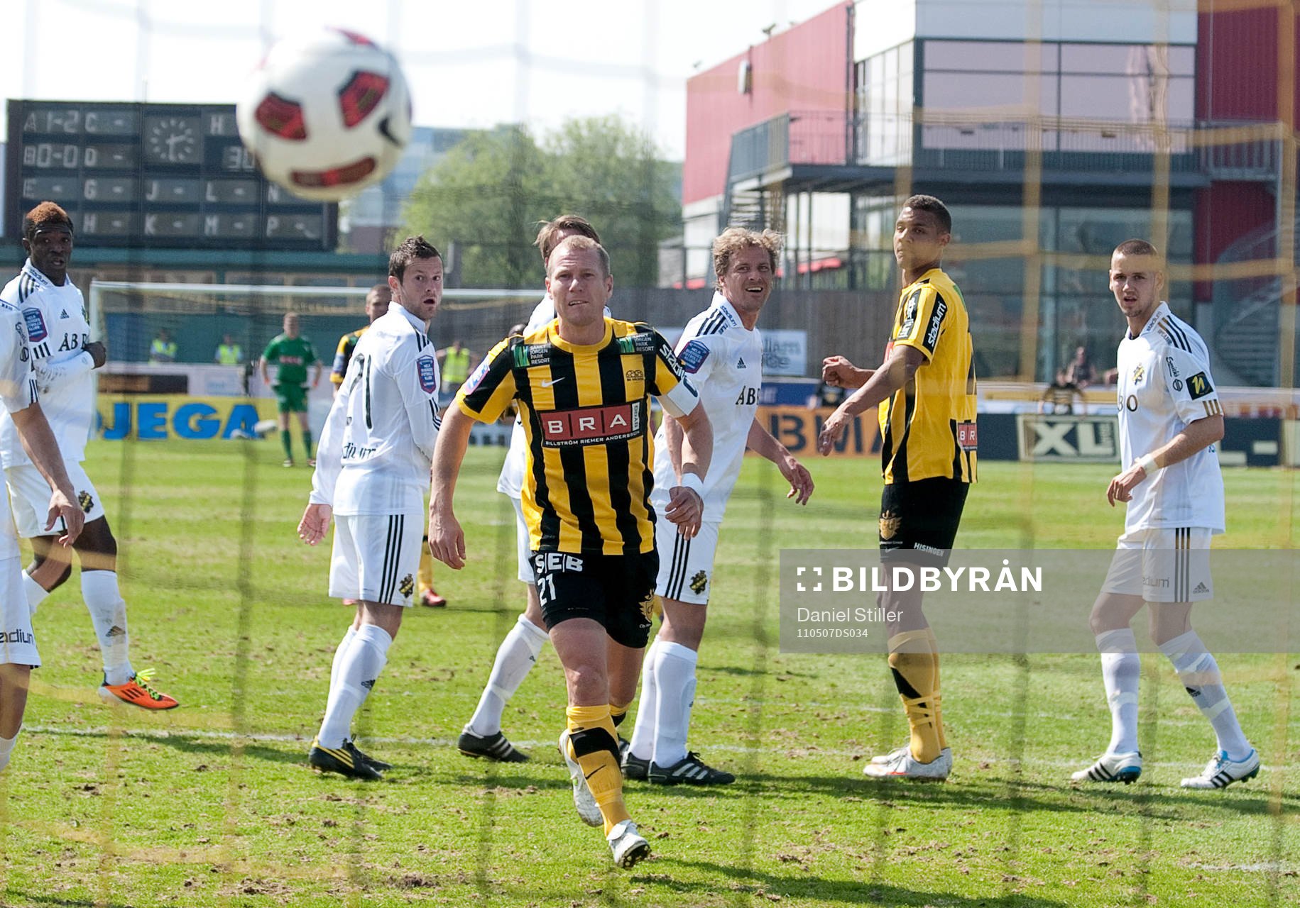 Rene Makondele, Häcken, gör 1-0, Jonas Henriksson ser på