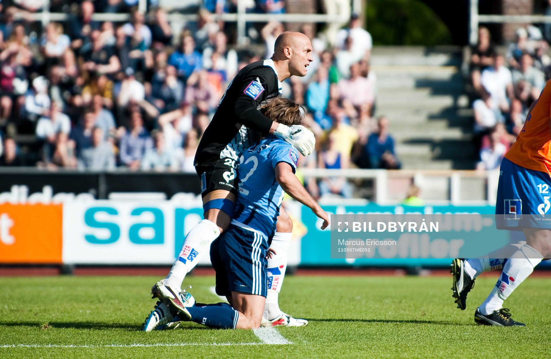C.Nauzet Perez, målvakt Halmstad går fram och slår till