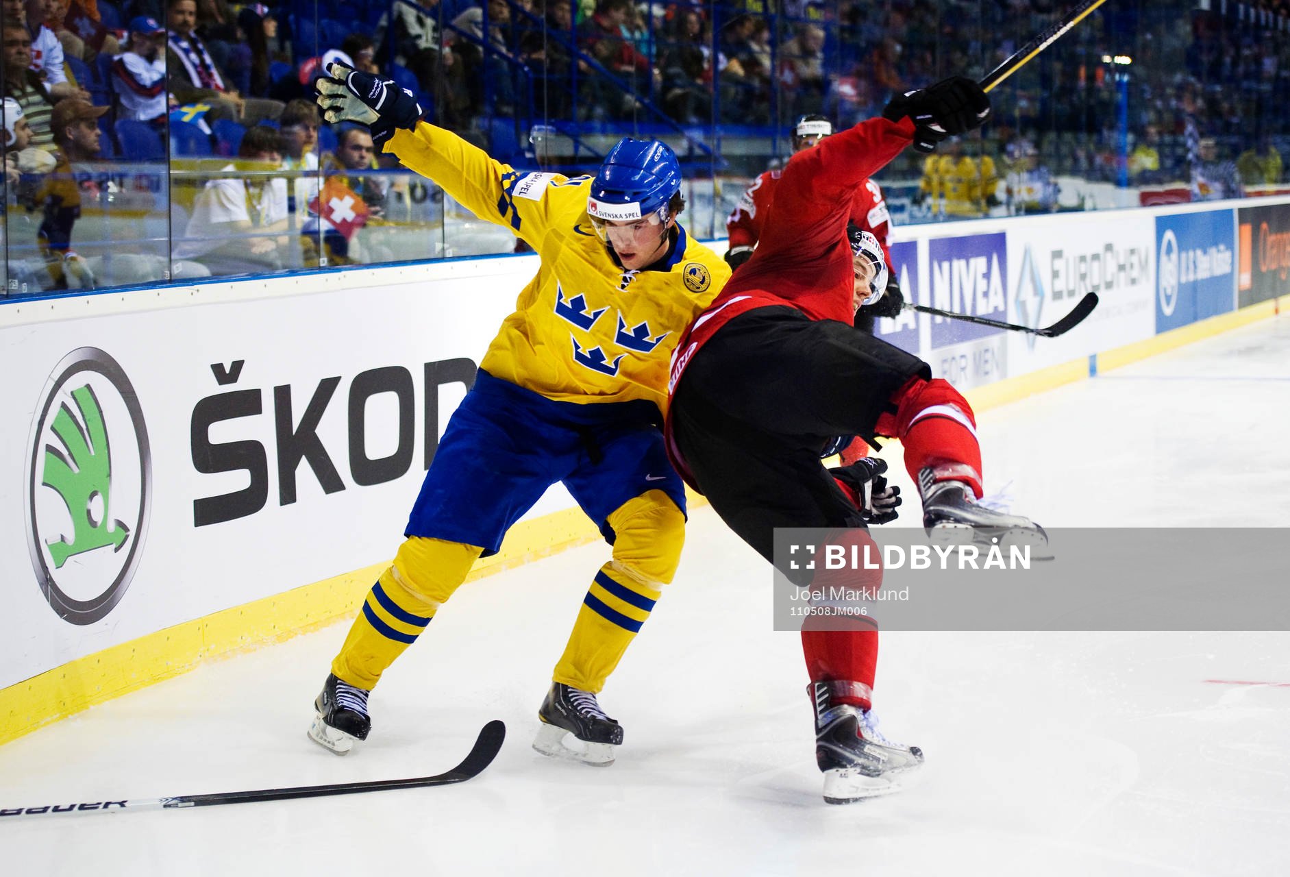 Magnus Pääjärvi, Sverige, håller i Matthias Bieber,