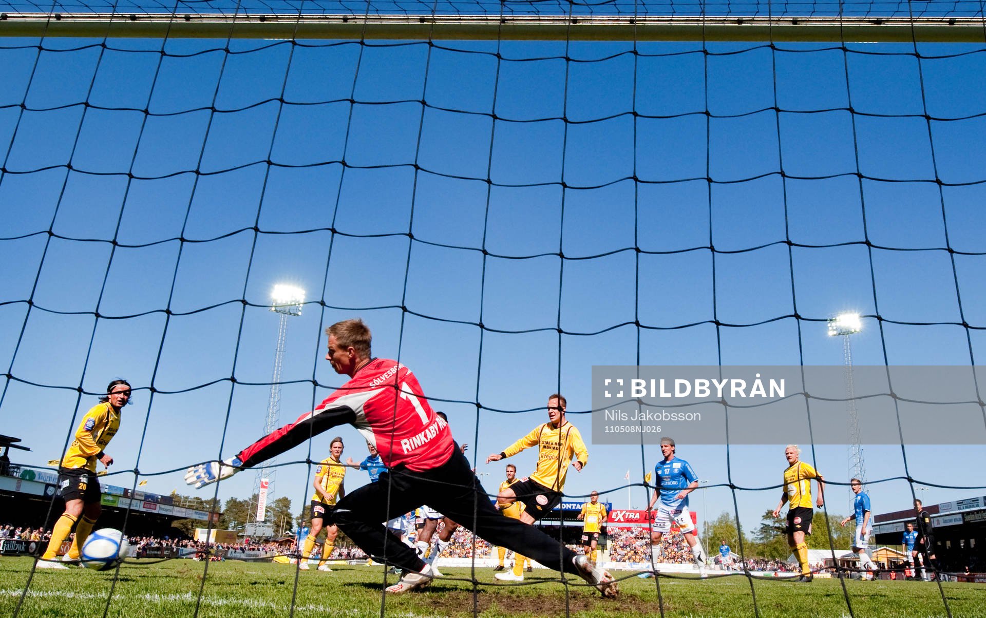 Mattias Asper, målvakt, Mjällby, ser bollen gå i mål