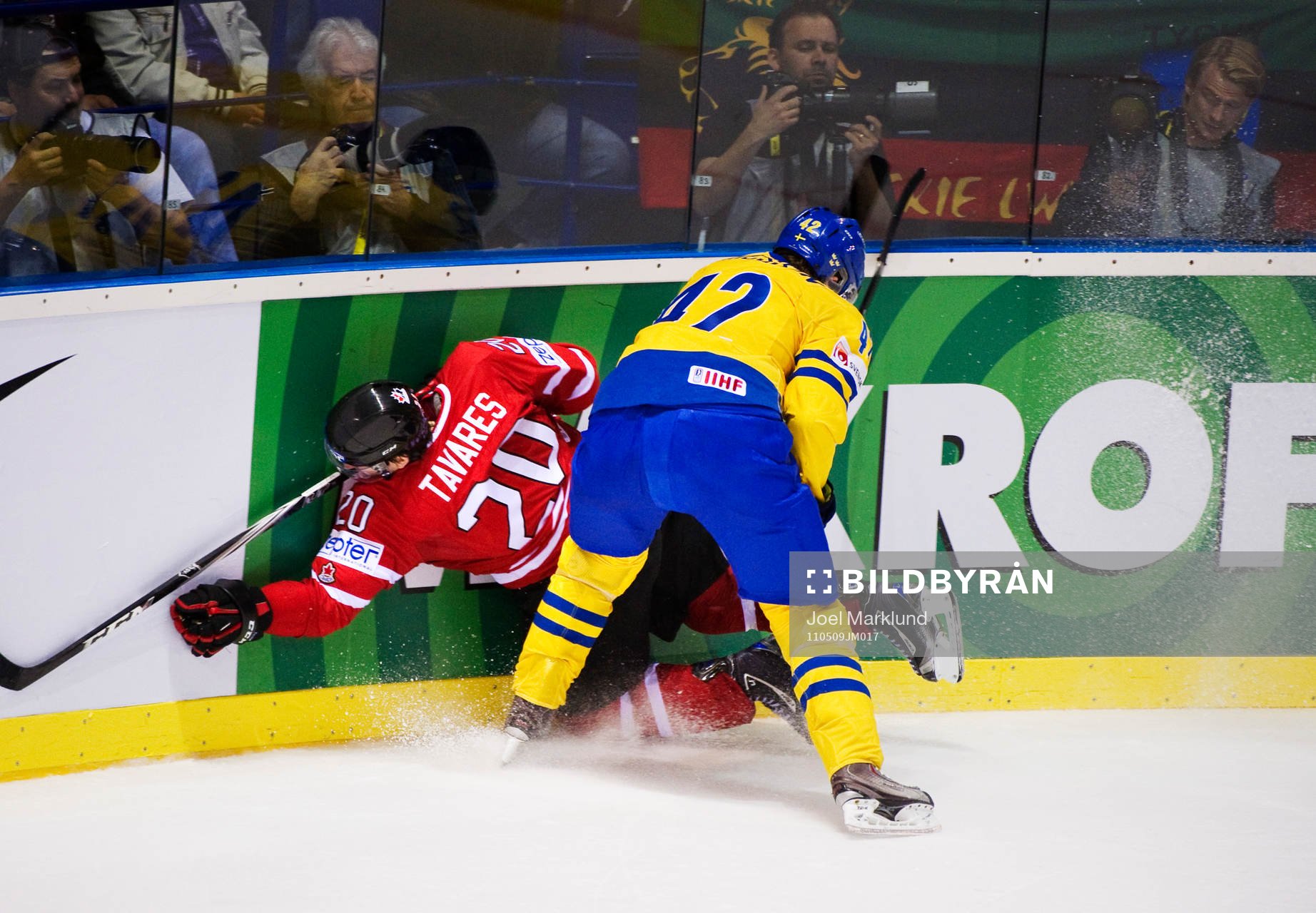 John Tavares, Kanada, blir tacklad av Jimmie Ericsson,