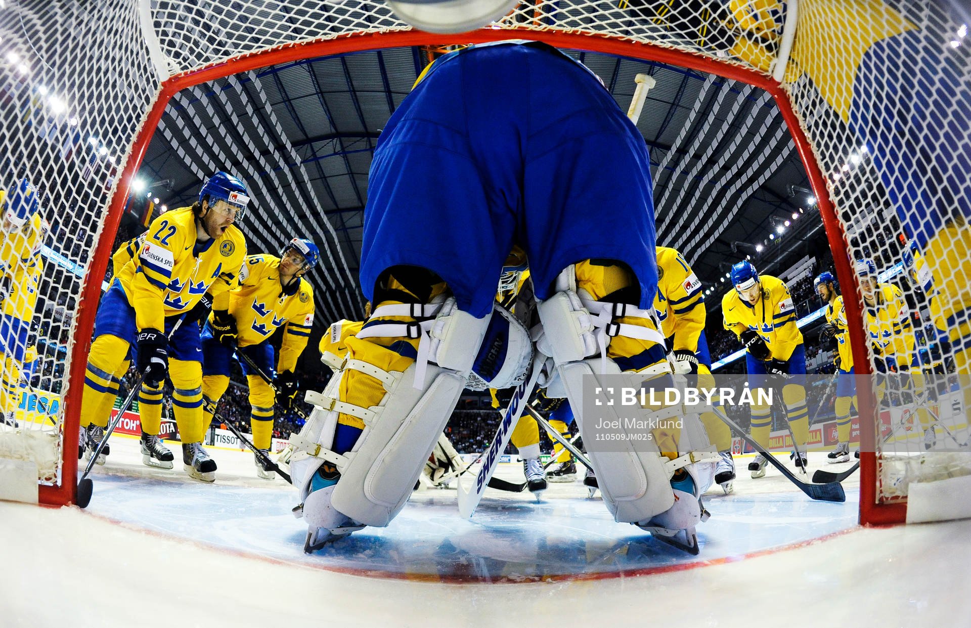 De svenska spelarna är samlade runt Erik Ersberg,
