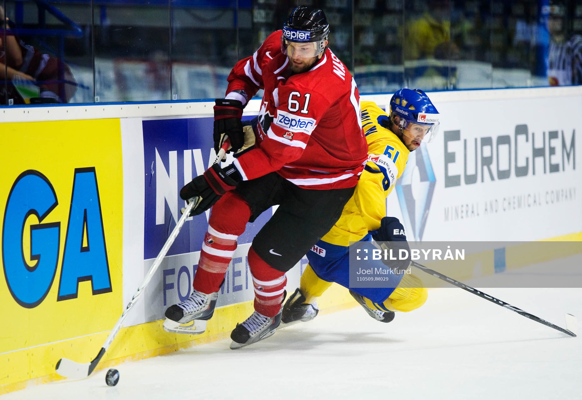 Rick Nash, Kanada, snurrar bort Rickard Wallin, Sverige