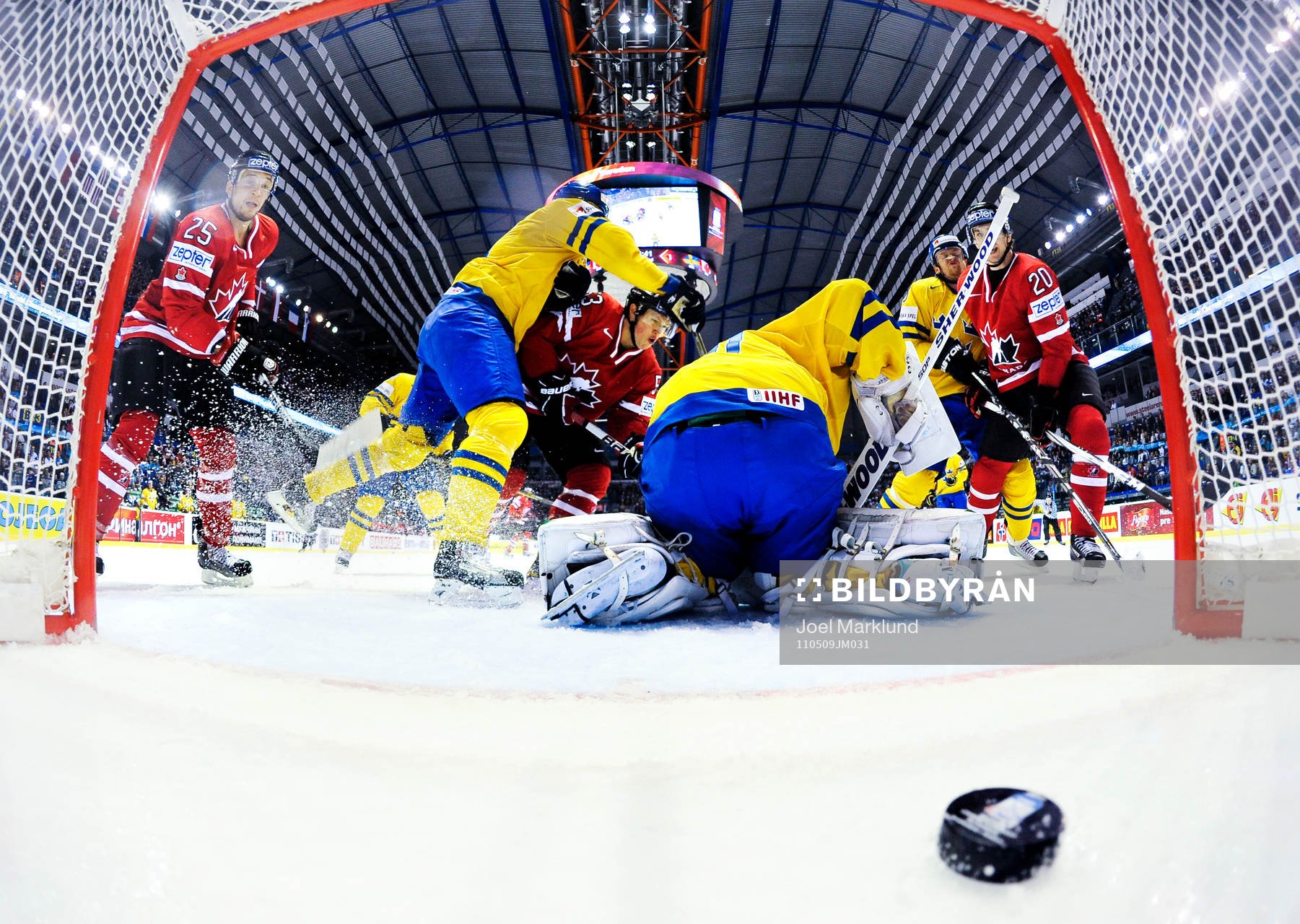 John Tavares, Kanada, gör 2-1 bakom Erik Ersberg,