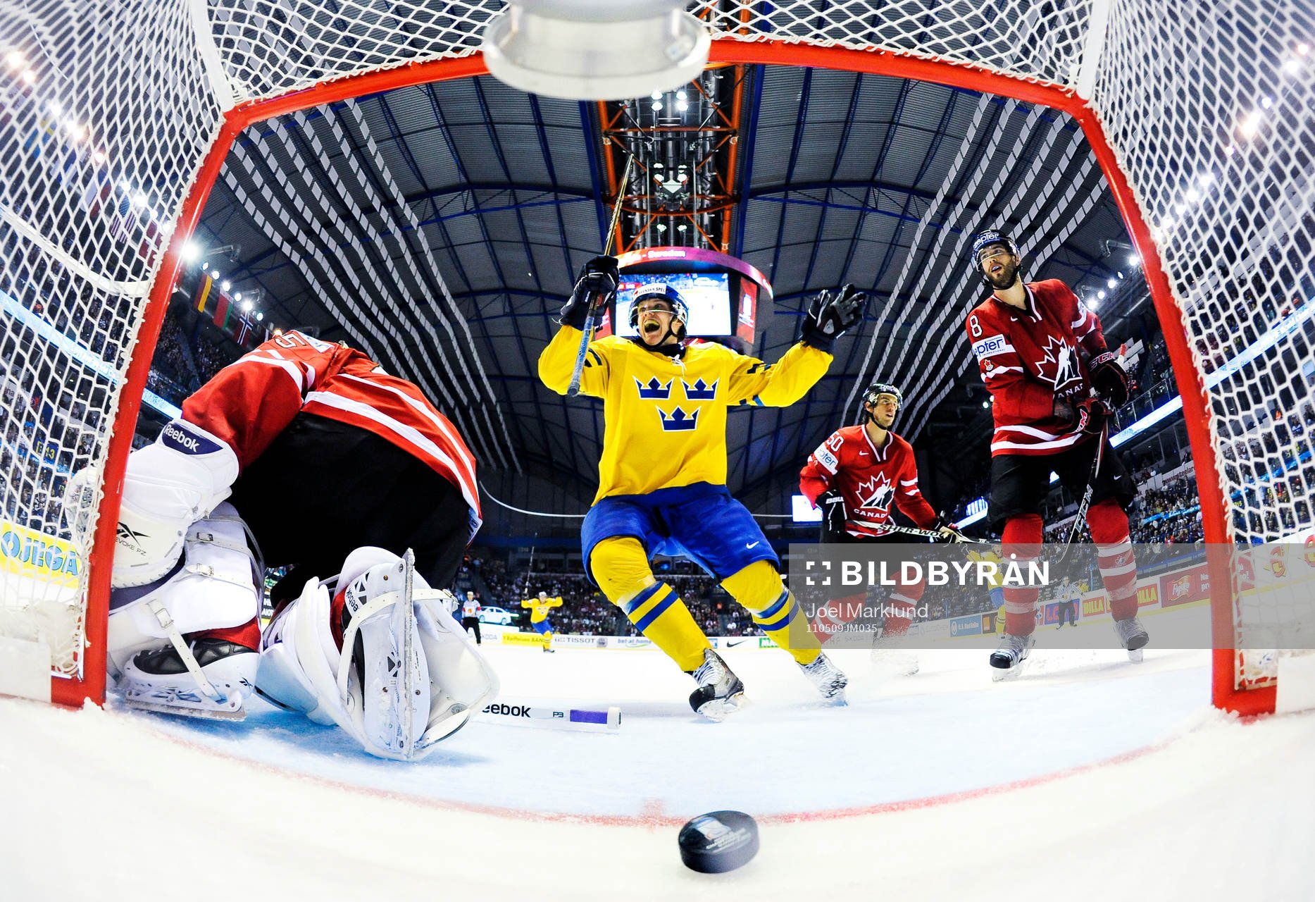 Jakob Silfverberg, Sverige, jublar när 2-2-pucken gått in