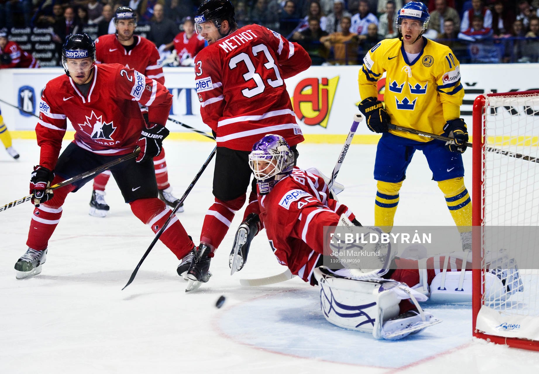 Luke Schenn och Marc Methot, Kanada, ser 1-1-pucken gå in