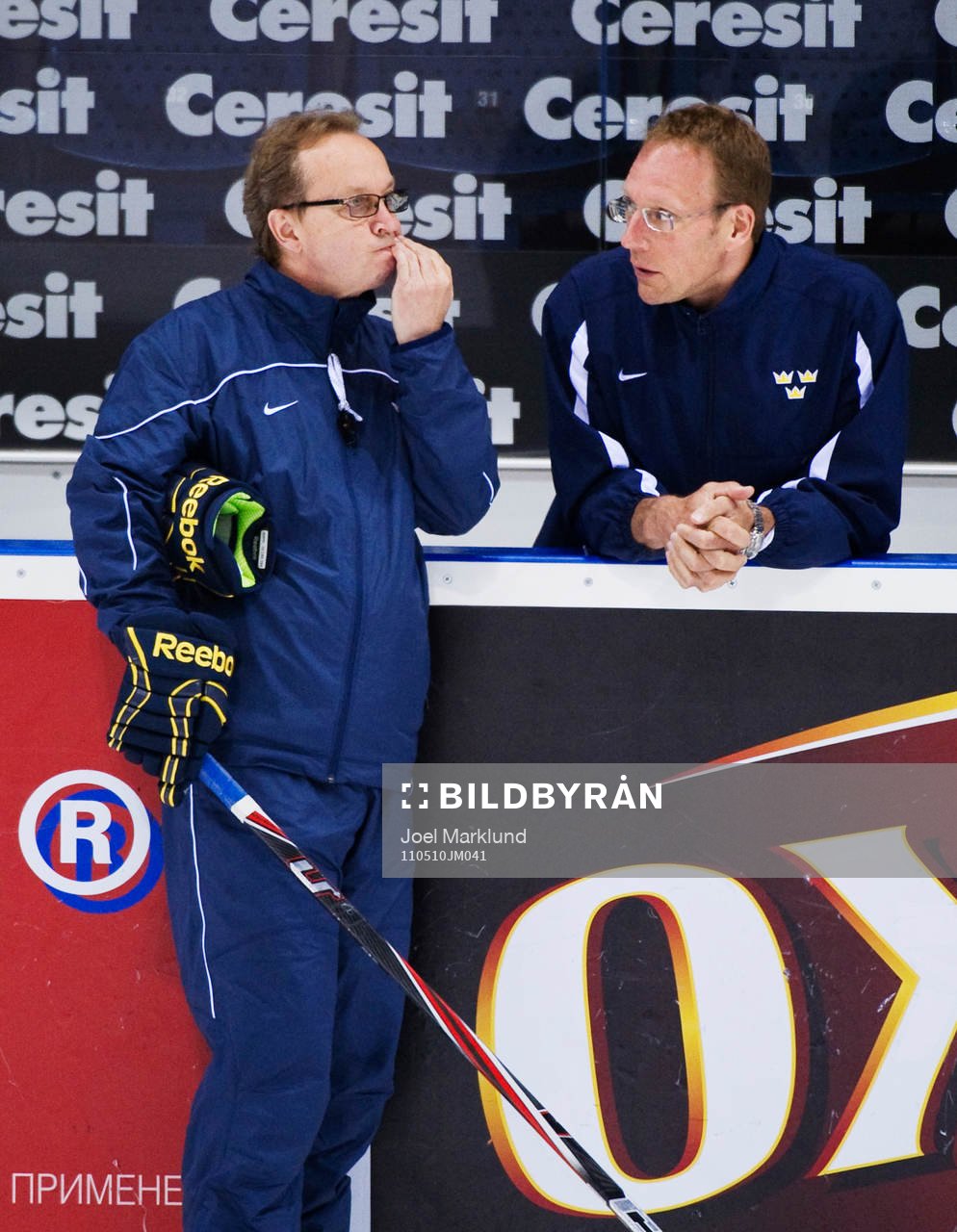 Pär Mårts, förbundskapten, pratar med Björn Waldebäck,
