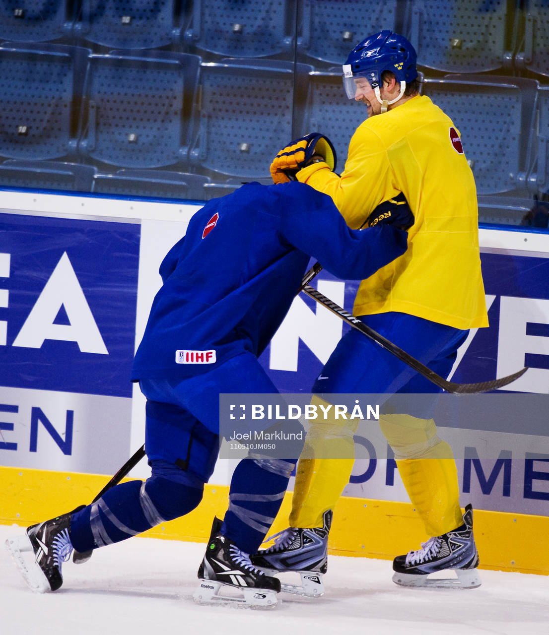 Mikael Backlund skojar med Patrik Berglund