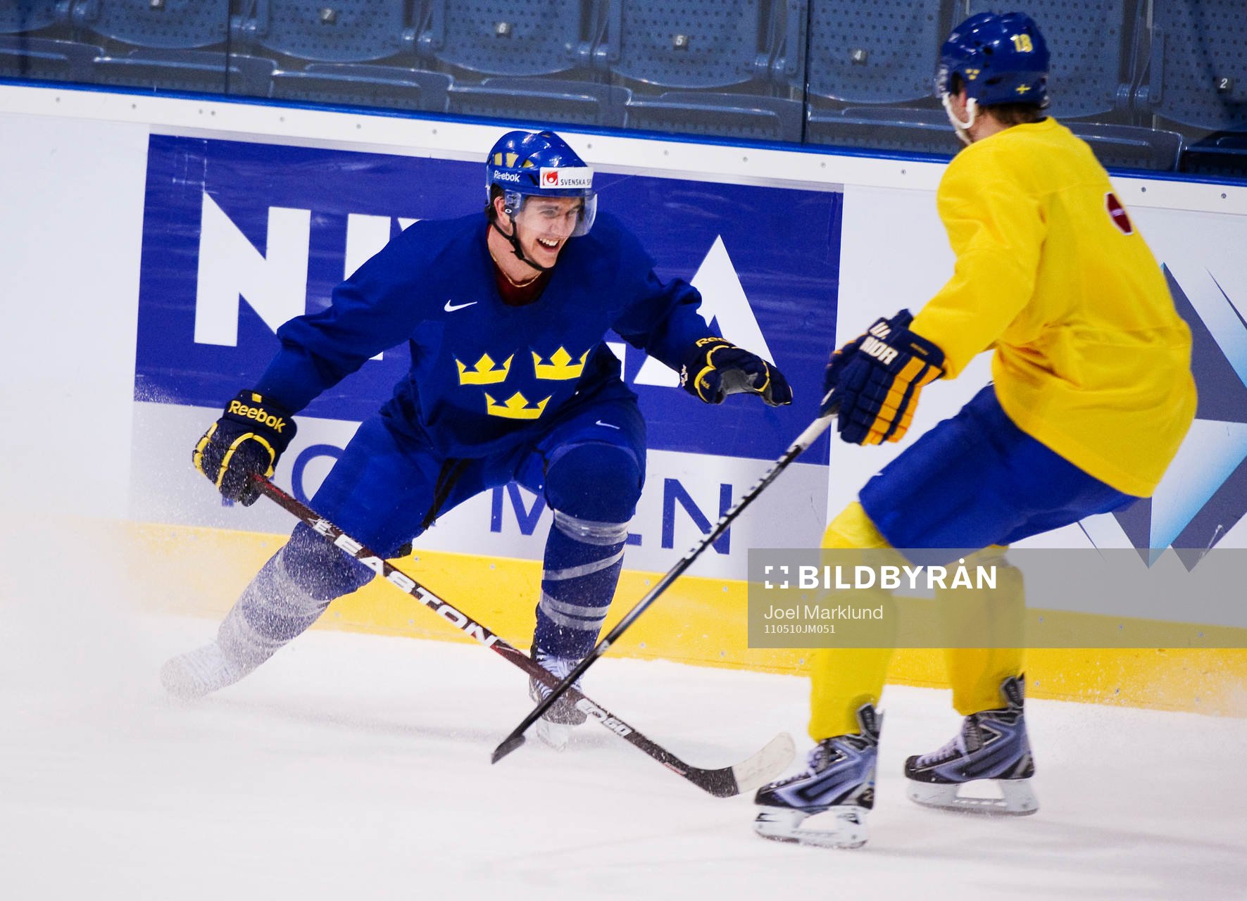 Mikael Backlund skojar med Patrik Berglund