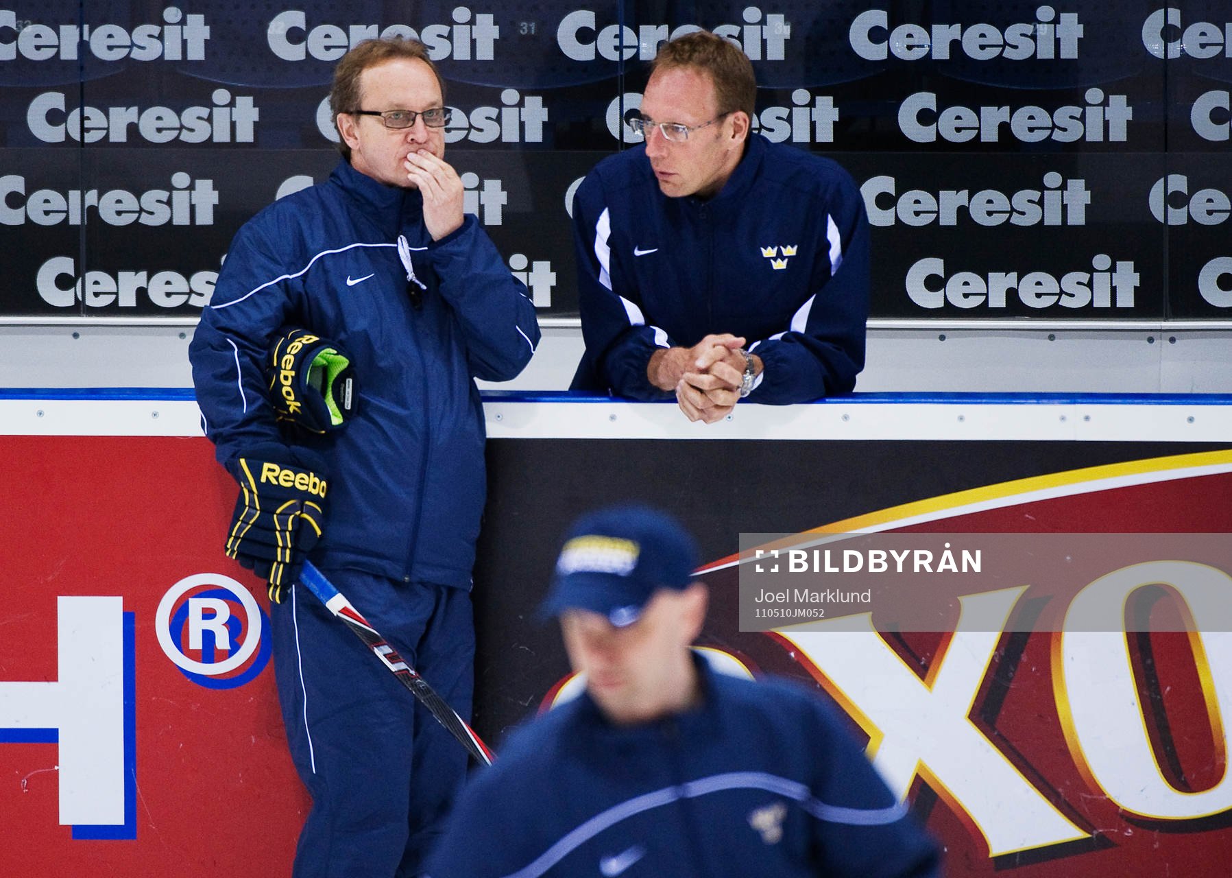 Pär Mårts, förbundskapten, pratar med Björn Waldebäck,