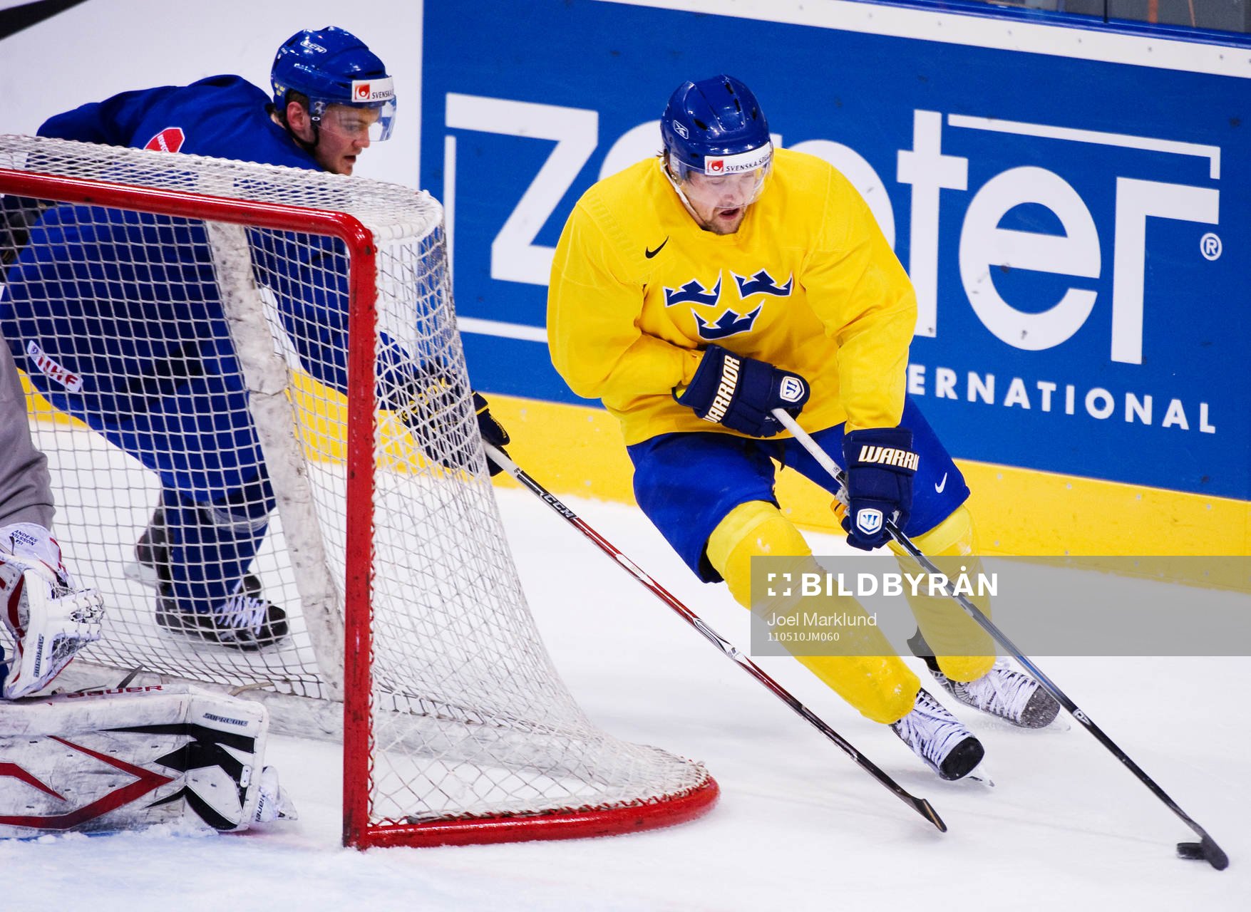 Patrik Berglund rundar målet