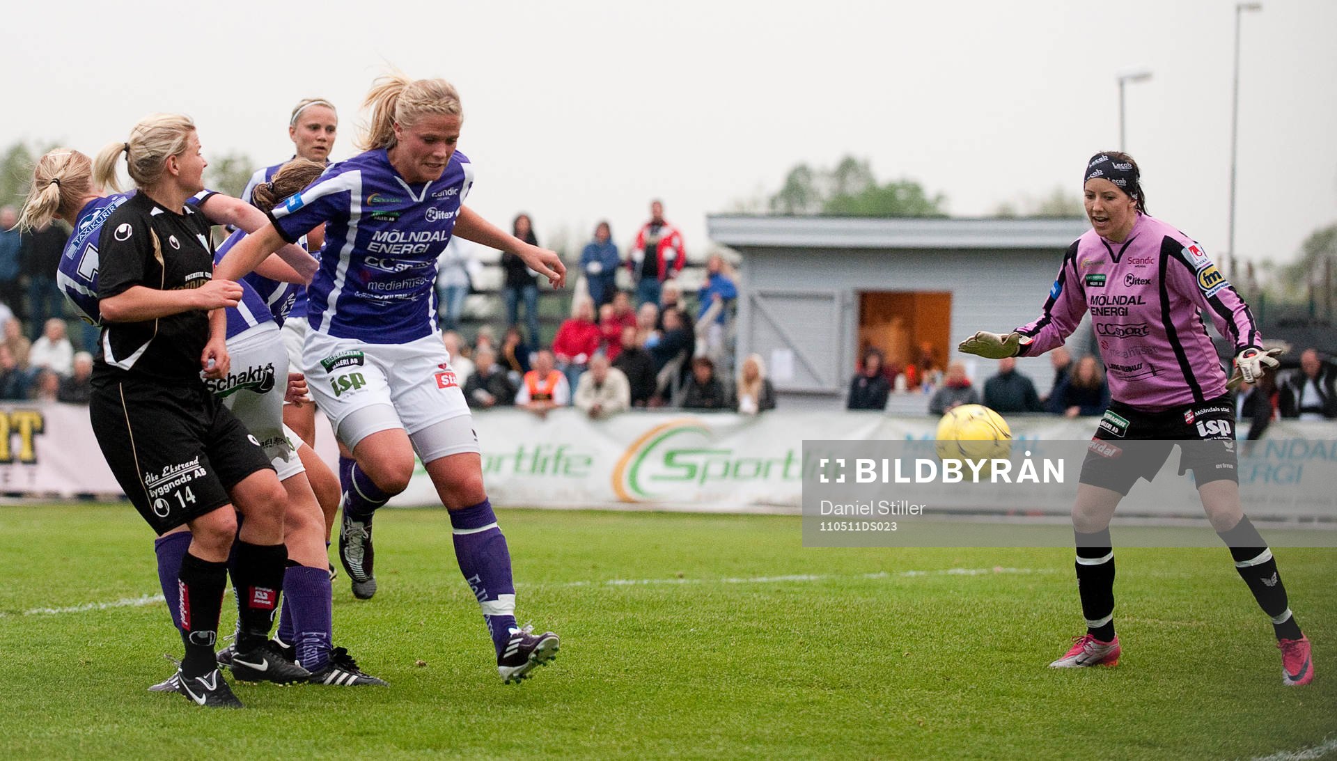 Johanna Algrens frispark går rakt i mål, 0-1 till