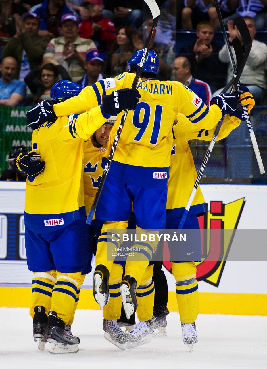 Magnus Pääjärvi kastar sig över en jublande Martin