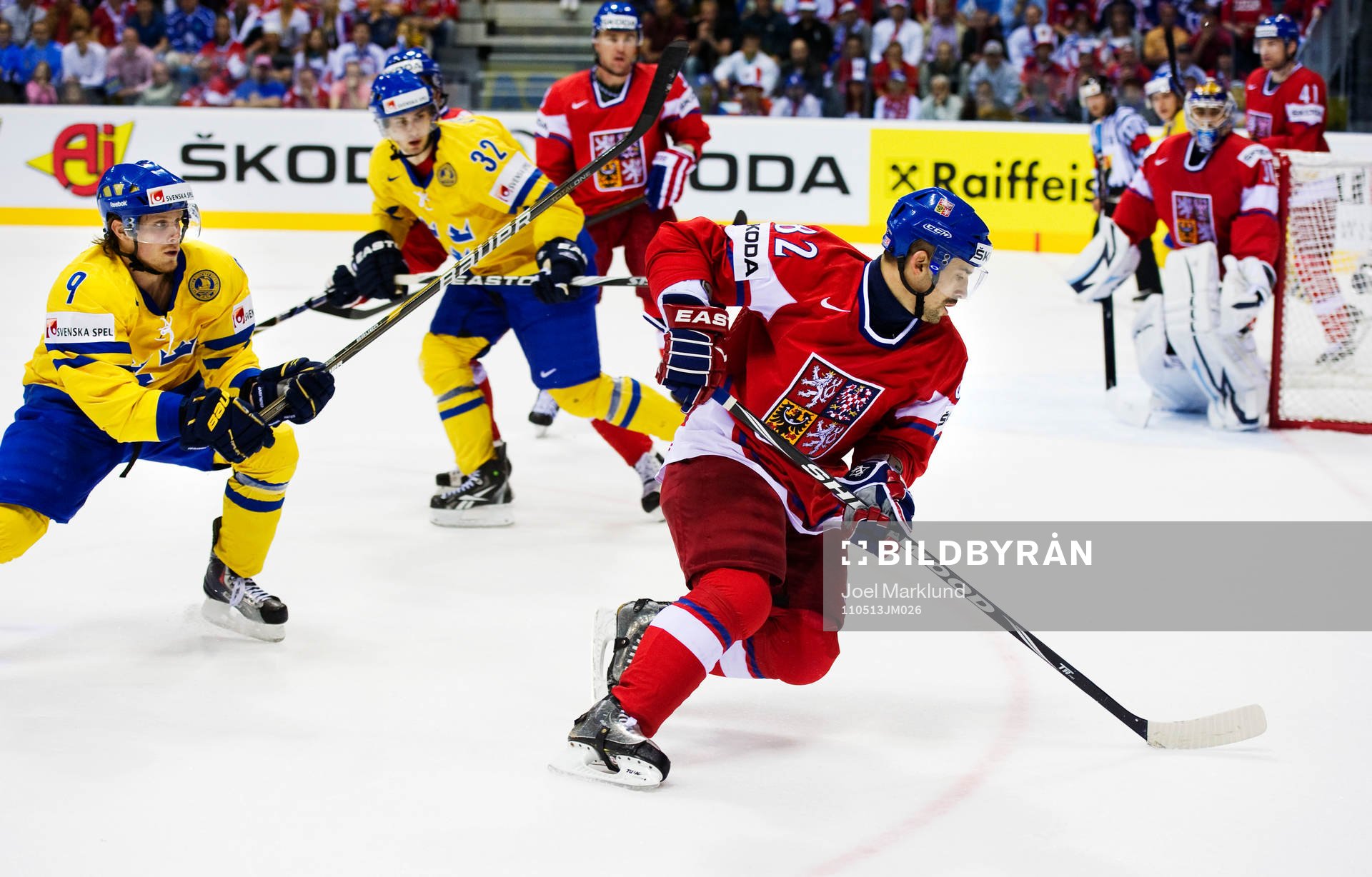 Mattias Tedenby, Sverige, jagar Tomas Plekanec, Tjeckien,