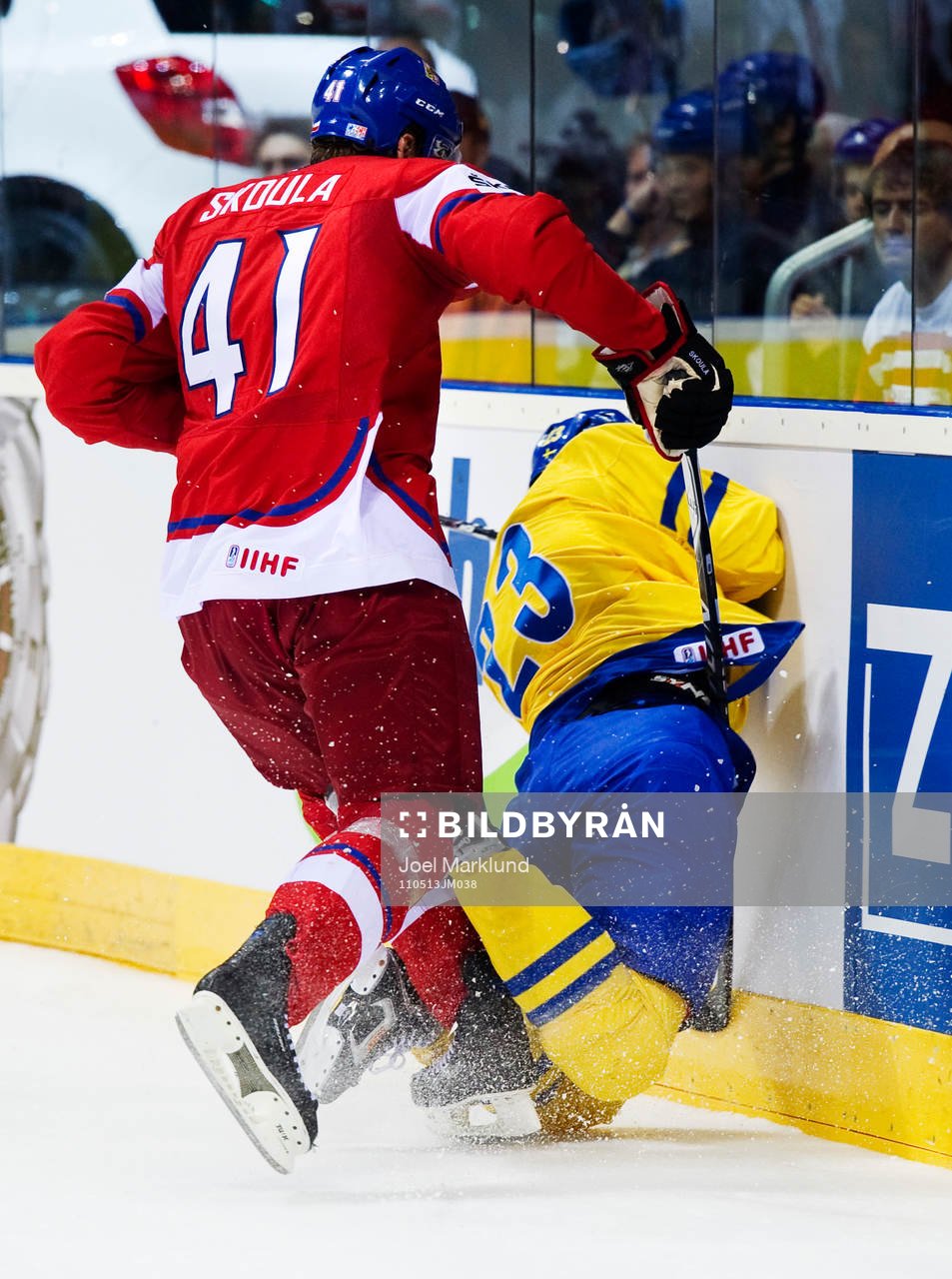 Martin Skoula, Tjeckien, tacklar Niklas Persson, Sverige