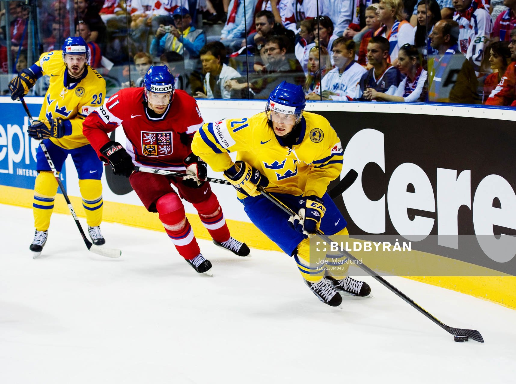 Loui Eriksson, Sverige, kontrollerar pucken framför Martin