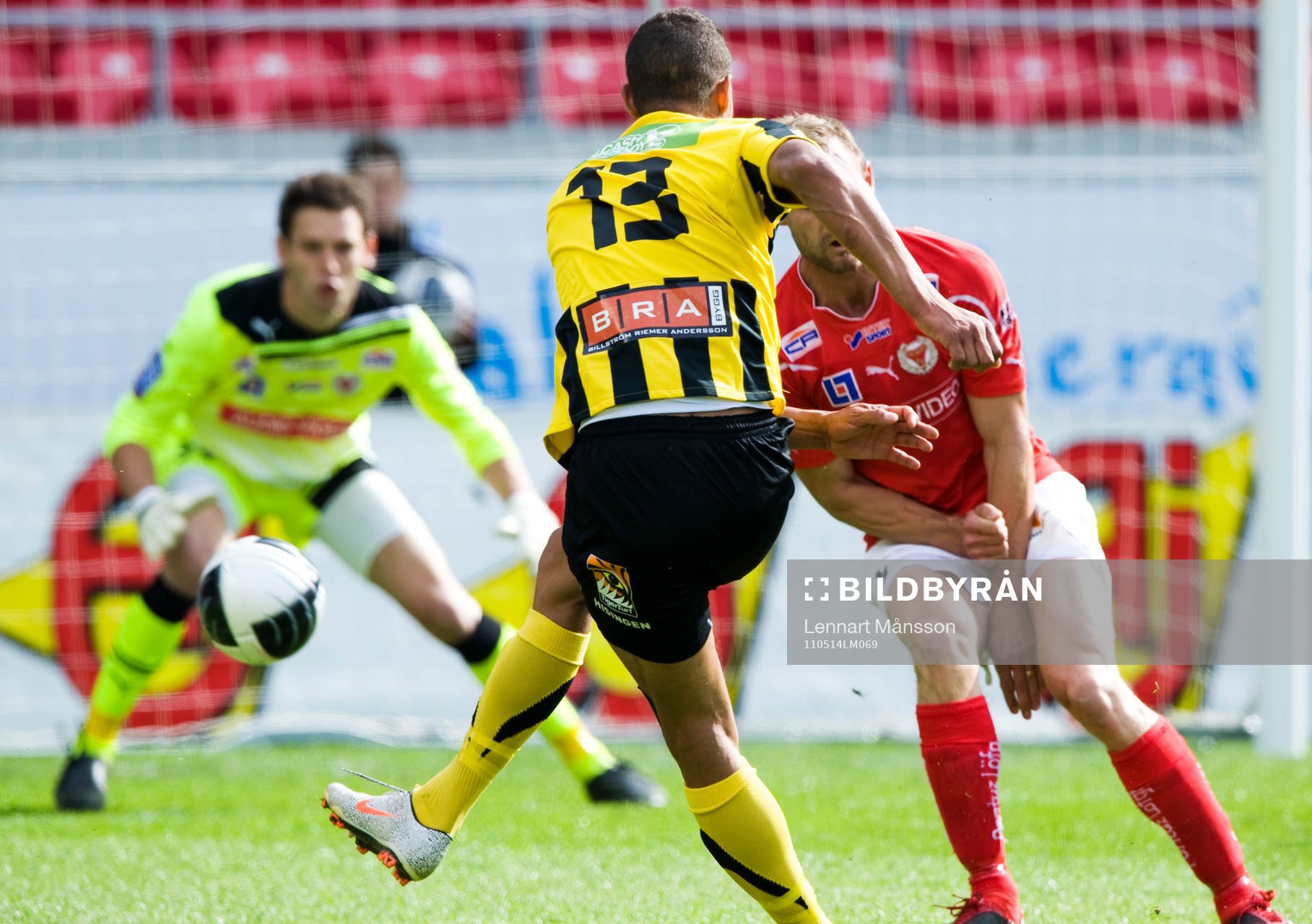 Mathias Ranegie, Häcken, skjuter mot Etrit Berisha, Kalmar