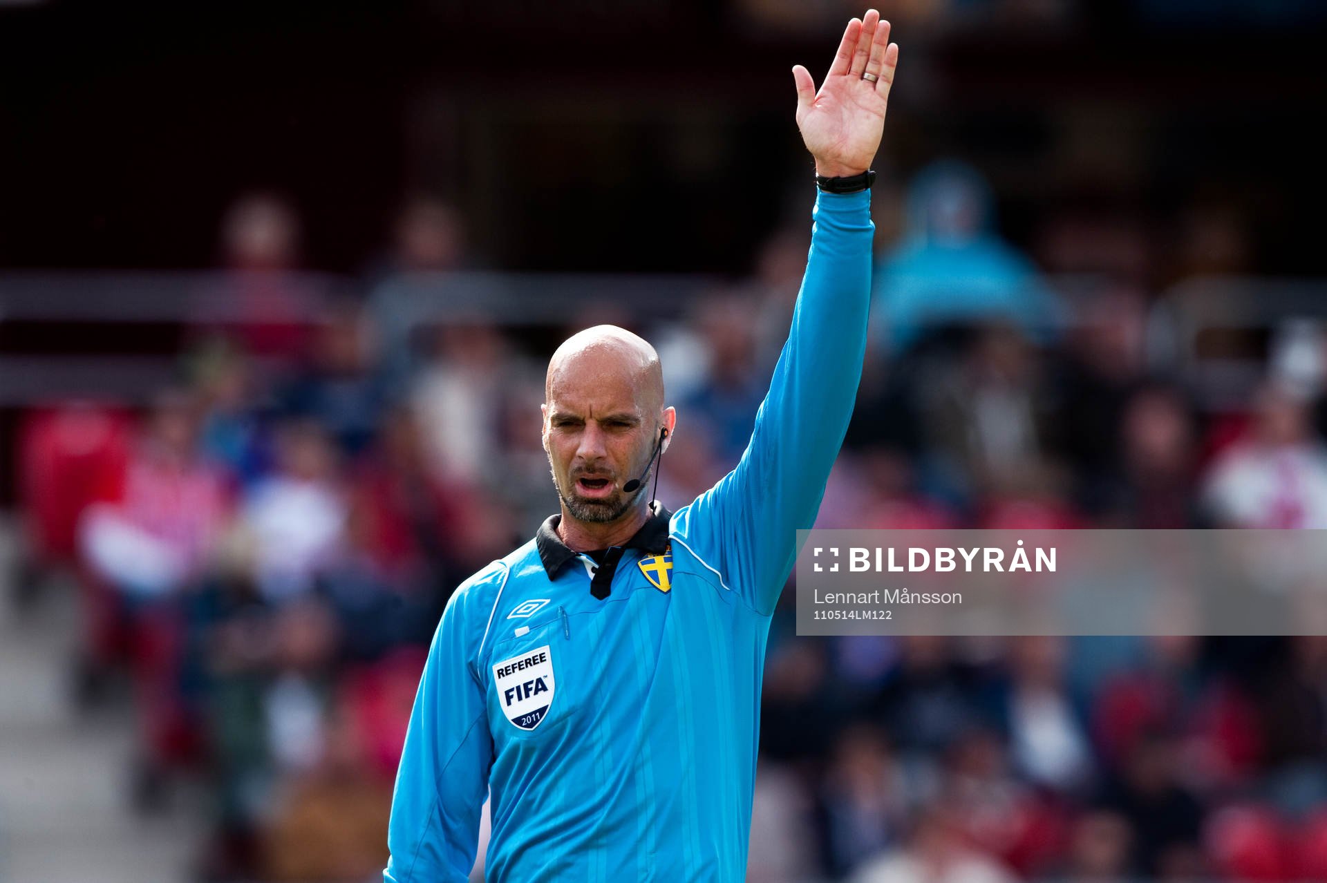 Stefan Johannesson, domare, vinkar offside