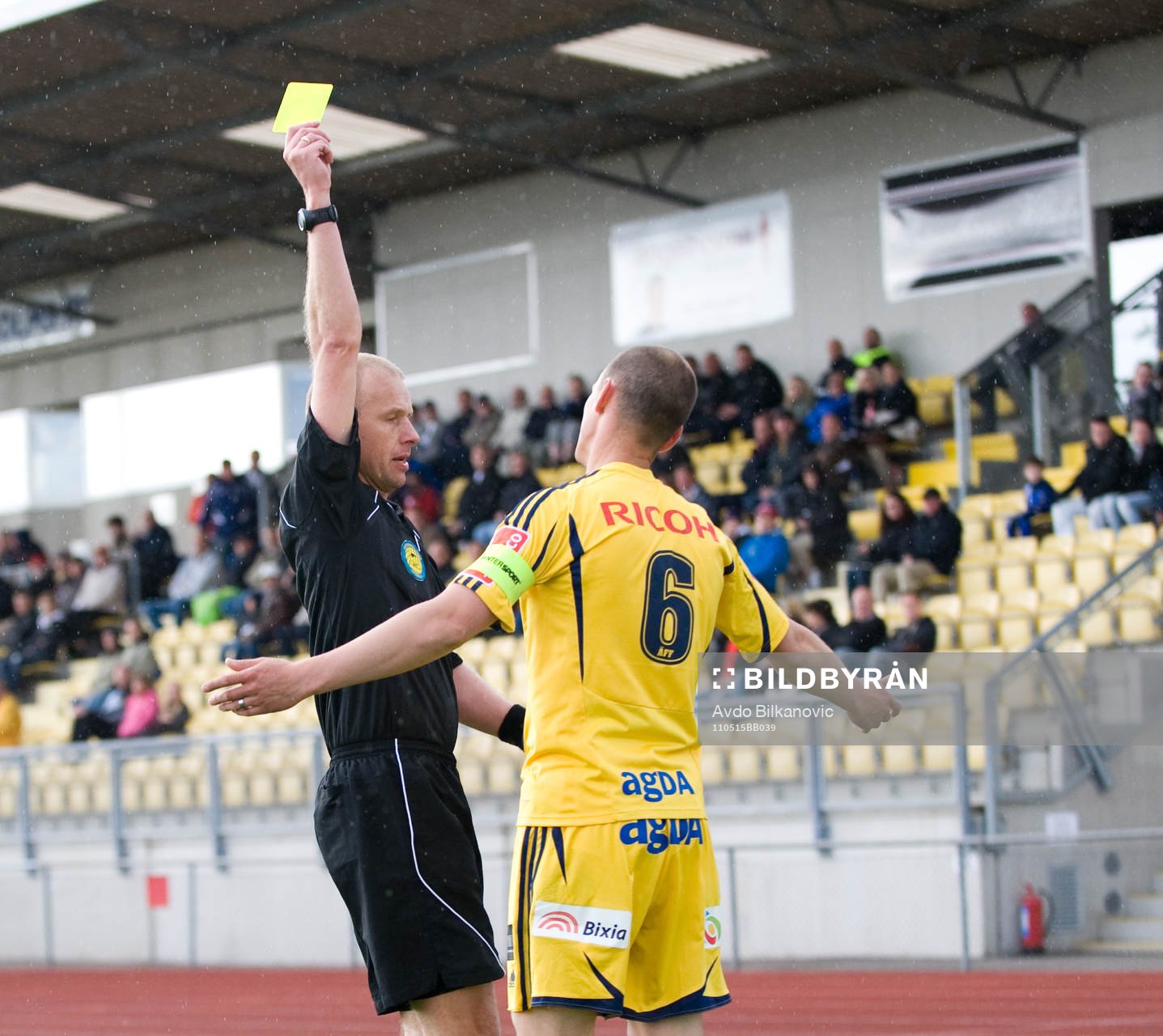 Fredrik Lundberg, domare, visar gult kort för Jacob