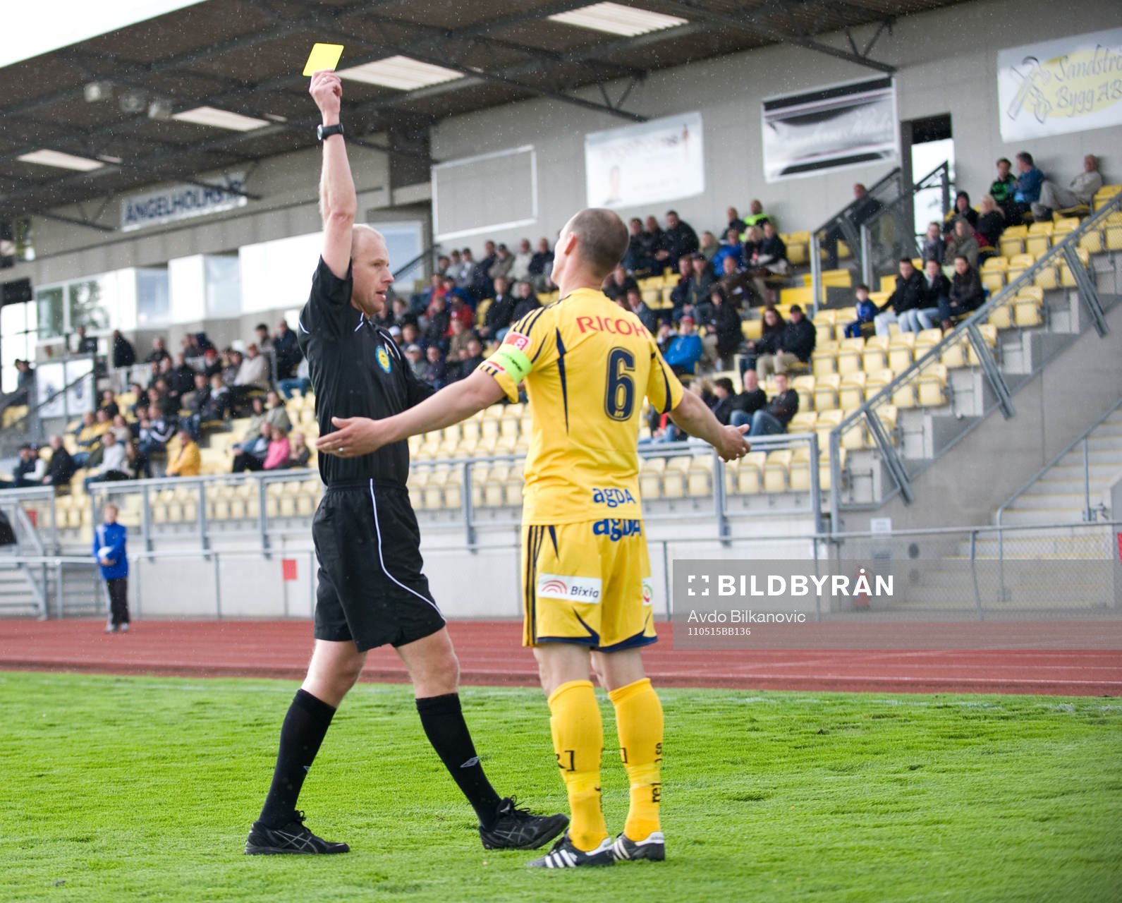 Fredrik Lundberg, domare visar gult kort för Jacob