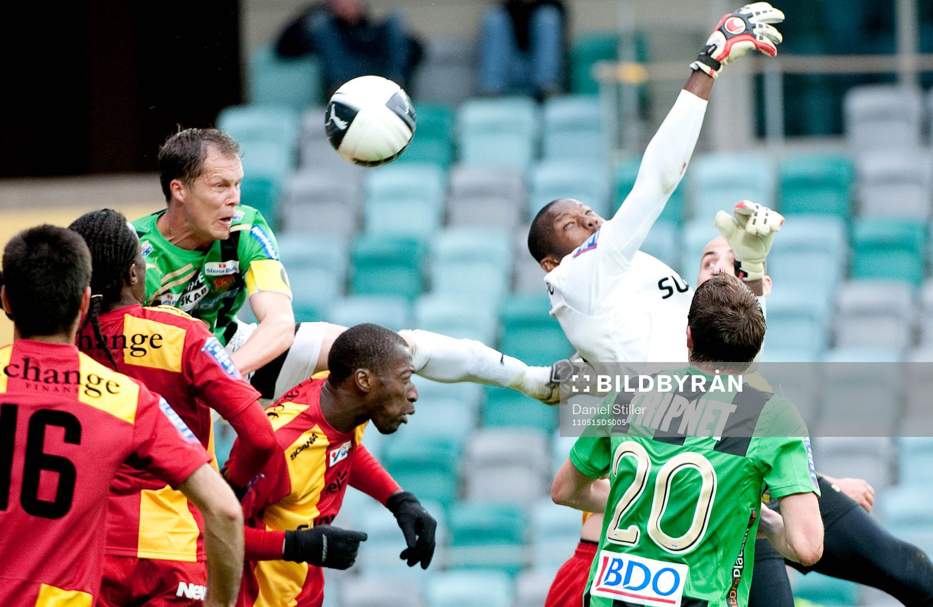 Dwayne Miller, målvakt Syrianska missar bollen som leder