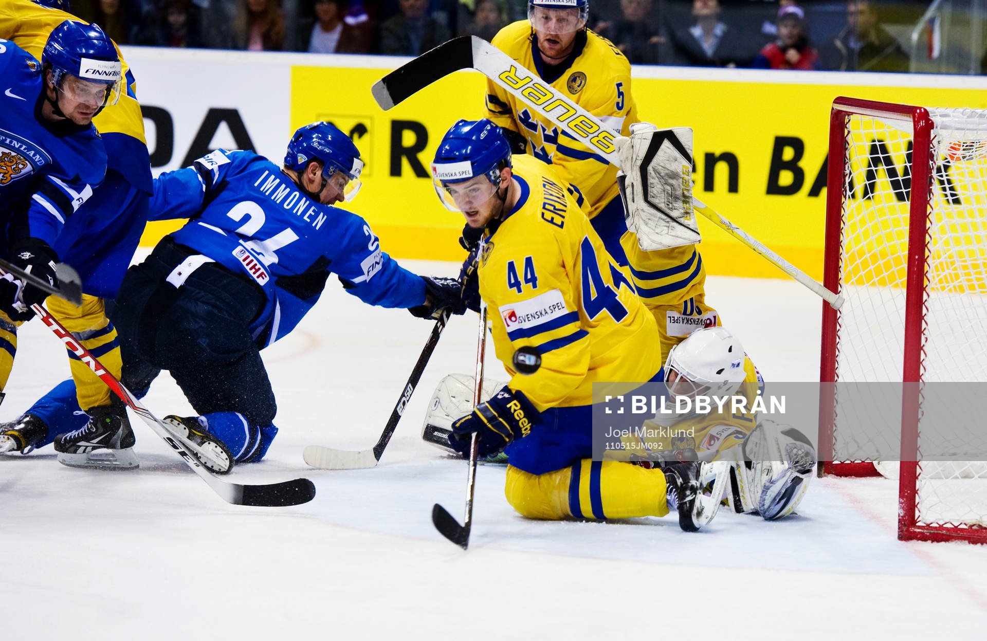 Rörigt framför Viktor Fasth, målvakt, Sverige