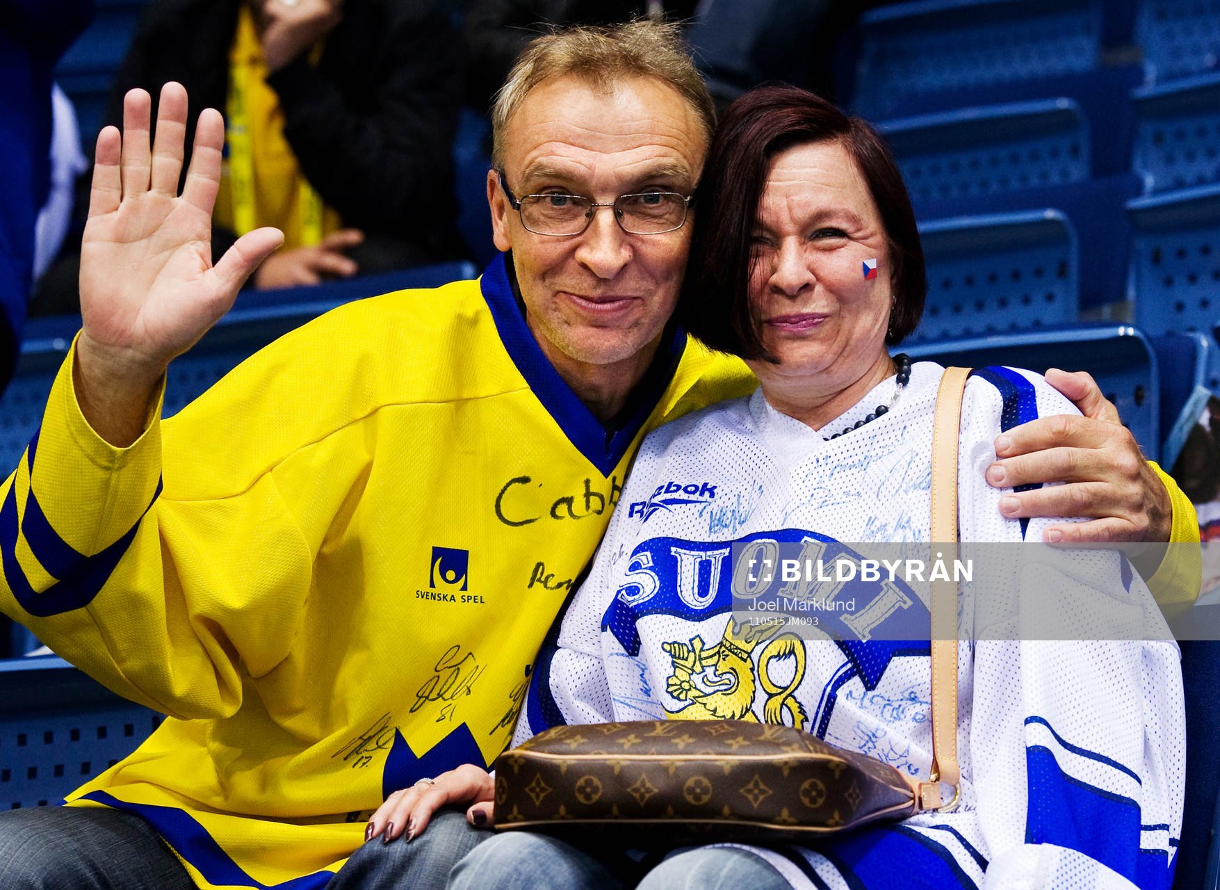 Ett svenskt och finskt fan innan matchstart