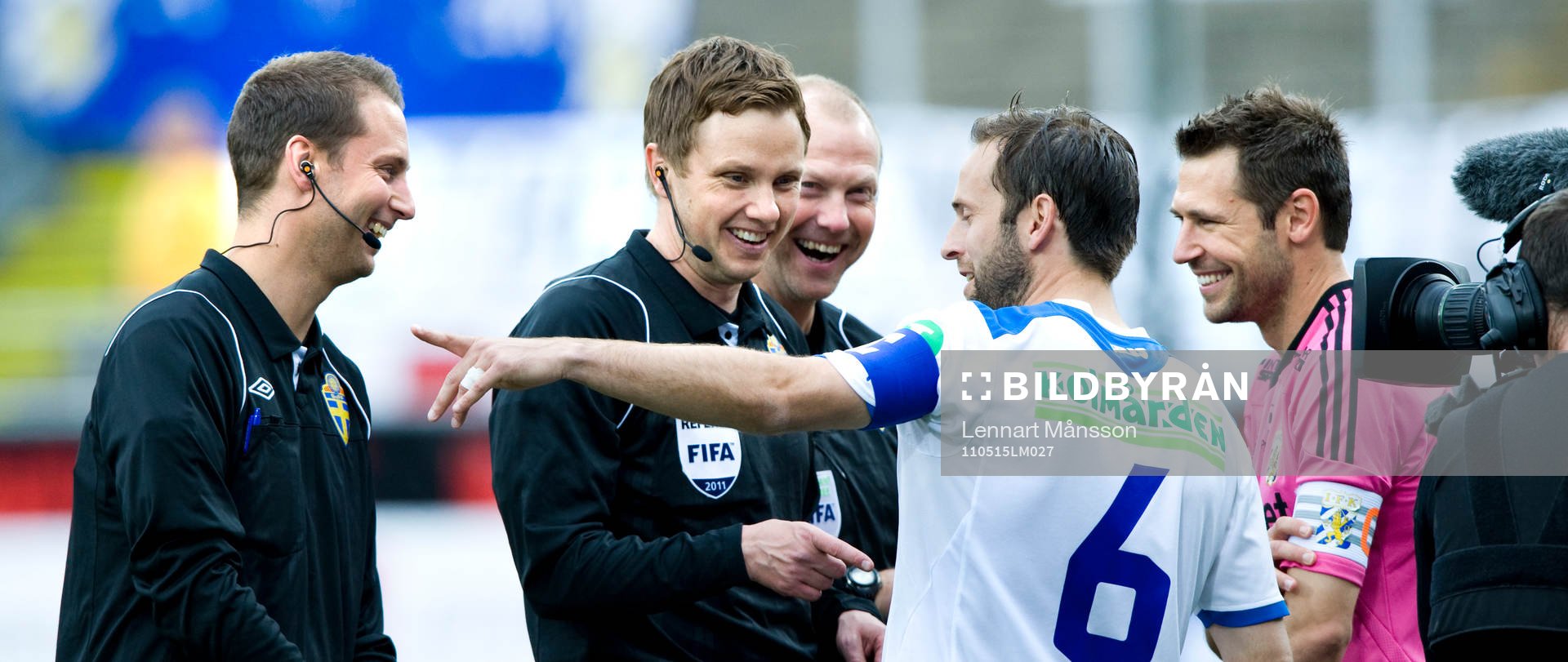Jättekul när Mathias Florén, lagkapten, Norrköping, när han väljer sida, Stefan Selakovic, lagkapten, Göteborg och domartrion Markus Strömbergsson, Stefan Wittberg och Mikael Hallin, har lika roligt