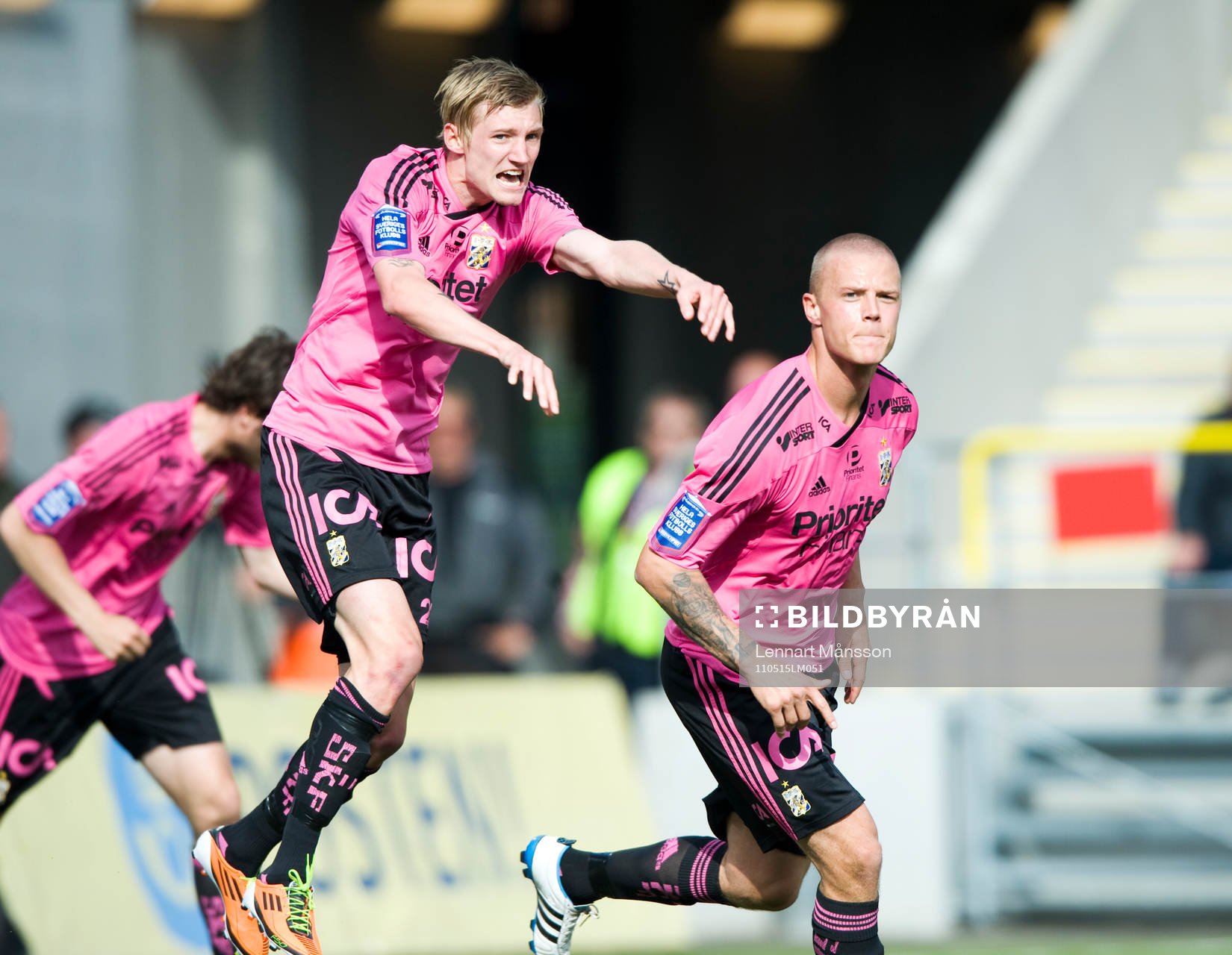 2-2 Ragnar Sigurdsson, Göteborg, som grattas av Sebastian