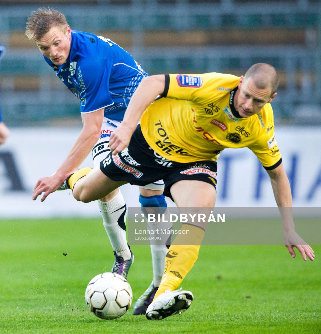 Fredrik Jensen, Trelleborg, tacklar Andreas Augustsson,