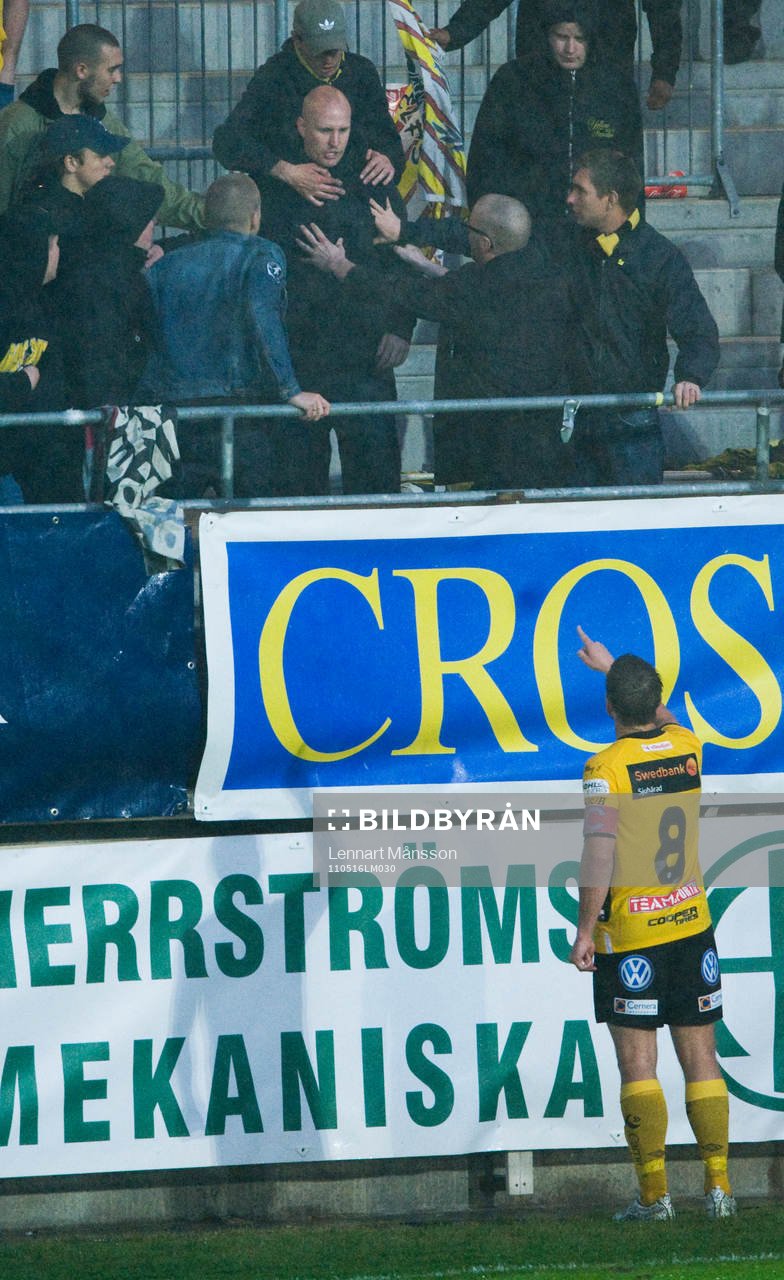 Anders Svensson lugnar en aggresiv supporter på läktaren