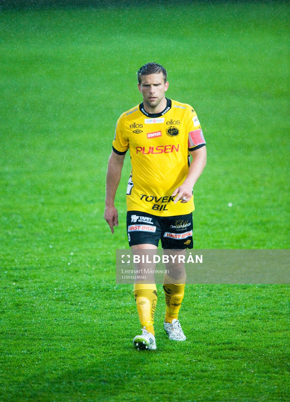 Anders Svensson, Elfsborg, lämnar med tunga steg och mörk