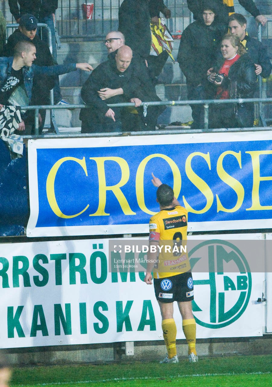 Anders Svensson lugnar en aggresiv supporter på läktaren
